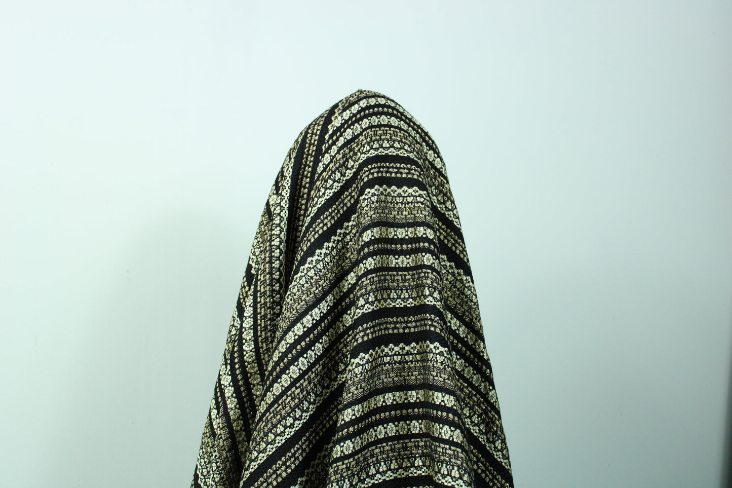 Tissu tweed - noir et doré - photo 3/4 | So Tissus
