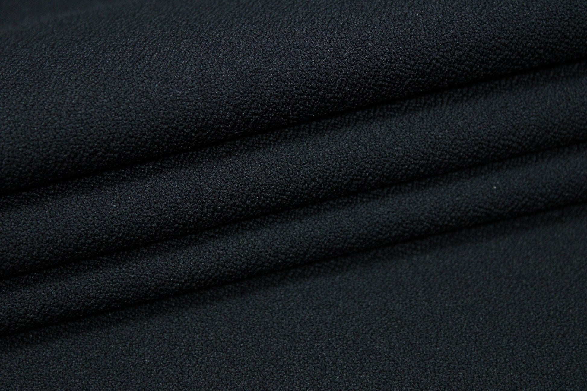 Tissu crêpe texturé - noir - photo 2/3 | So Tissus