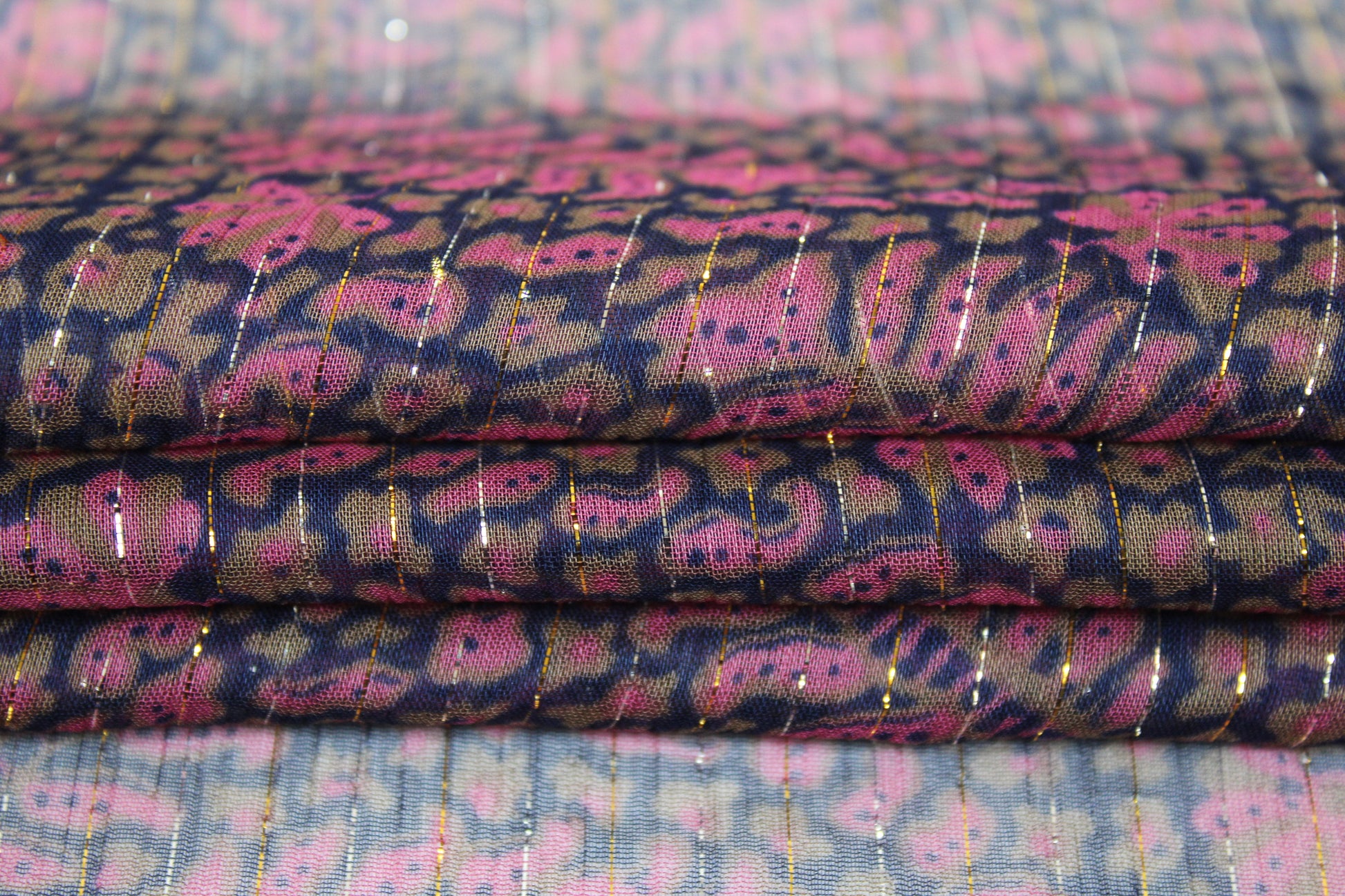 Tissu mousseline viscose - imprimé tacheté - ton mauve - photo 2/5 | So Tissus