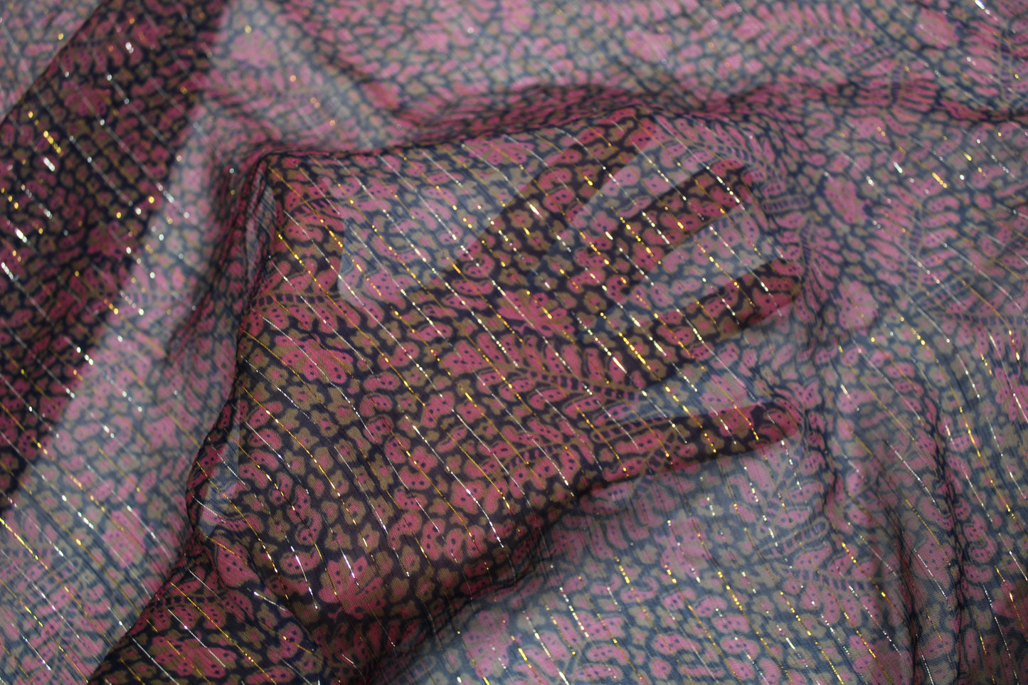 Tissu mousseline viscose - imprimé tacheté - ton mauve - photo 4/5 | So Tissus