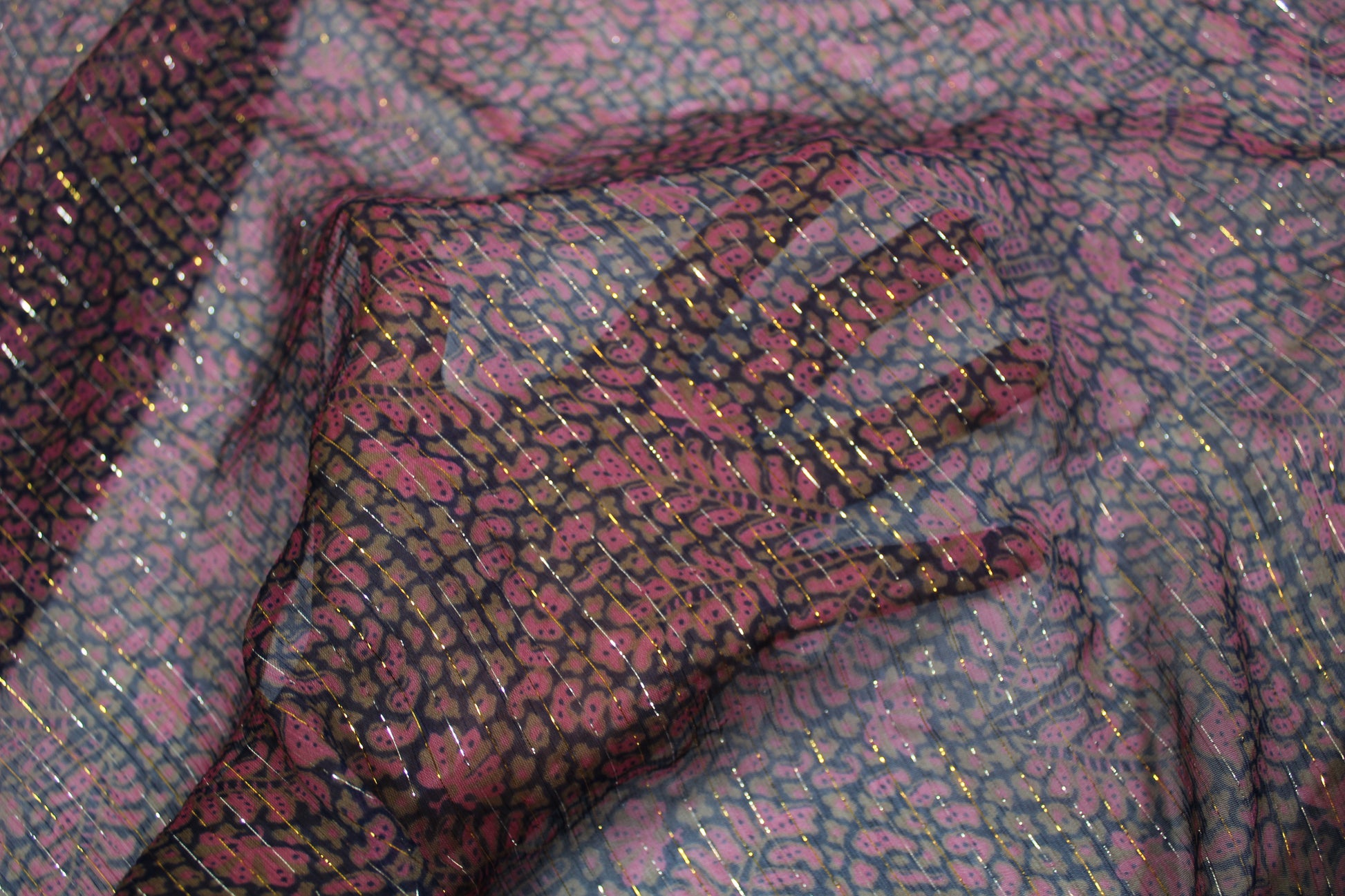 Tissu mousseline viscose - imprimé tacheté - ton mauve - photo 4/5 | So Tissus