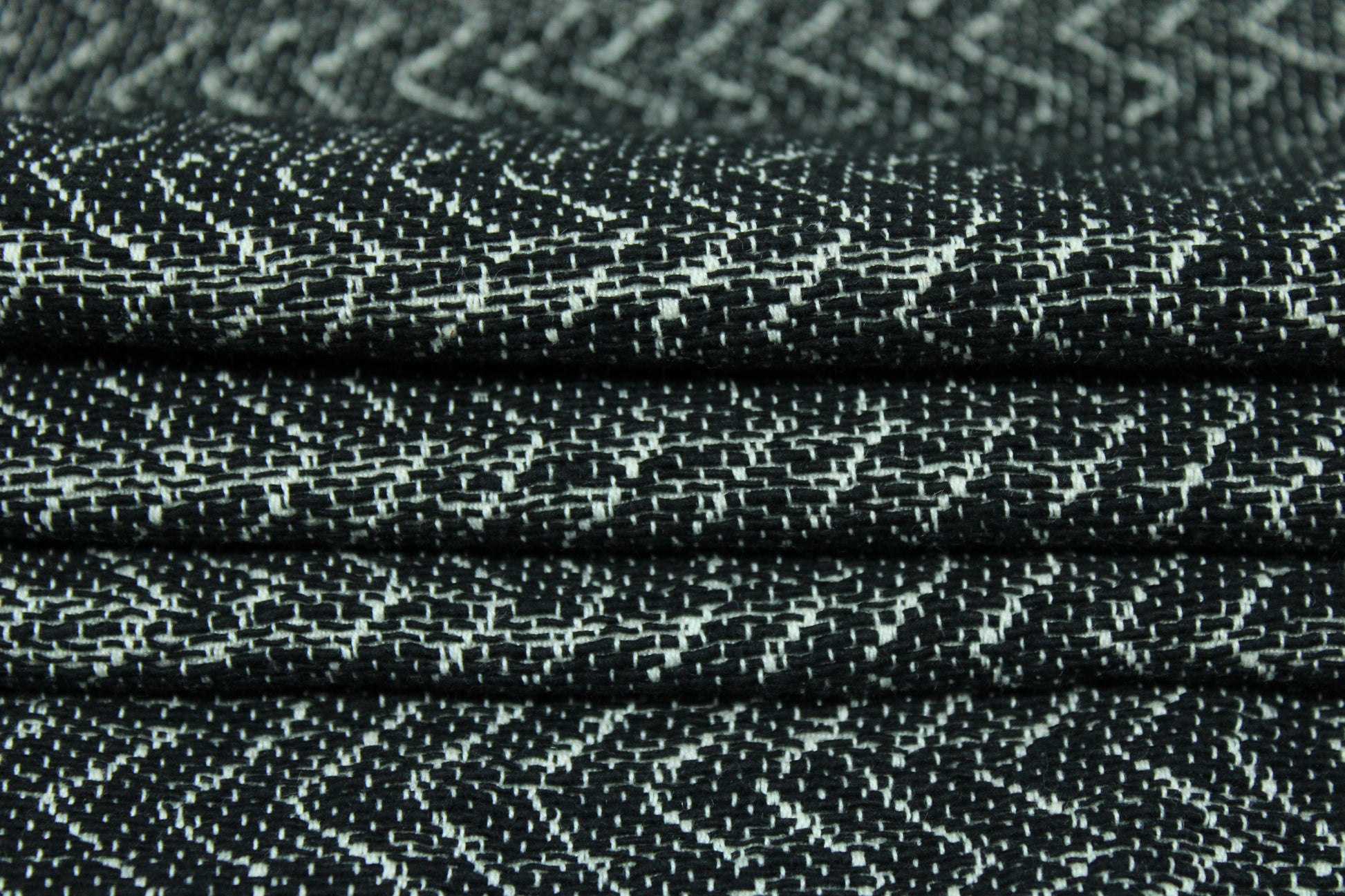 Tissu brocart - motif chevron - noir et blanc - photo 2/5 | So Tissus