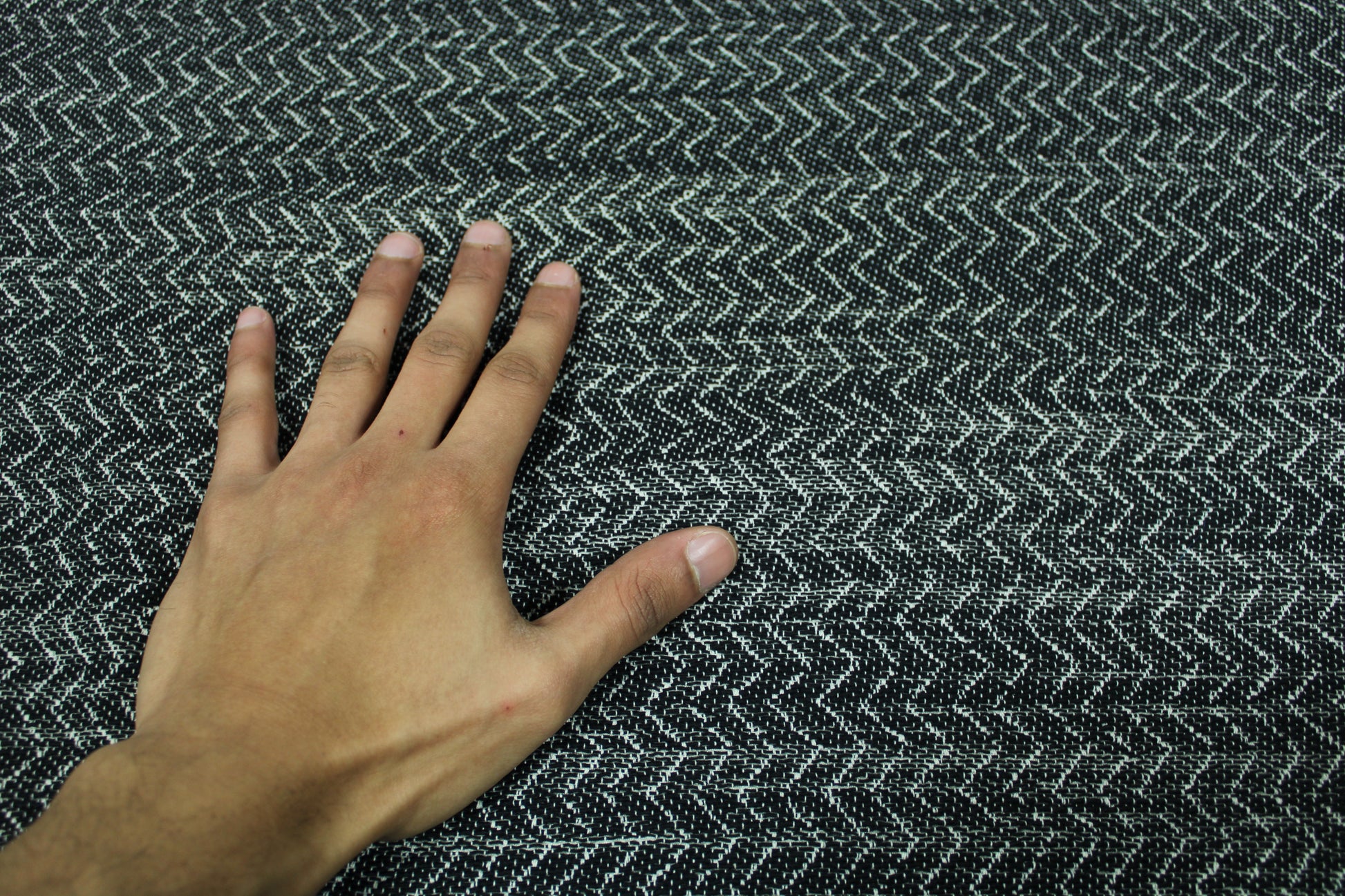Tissu brocart - motif chevron - noir et blanc - photo 5/5 | So Tissus