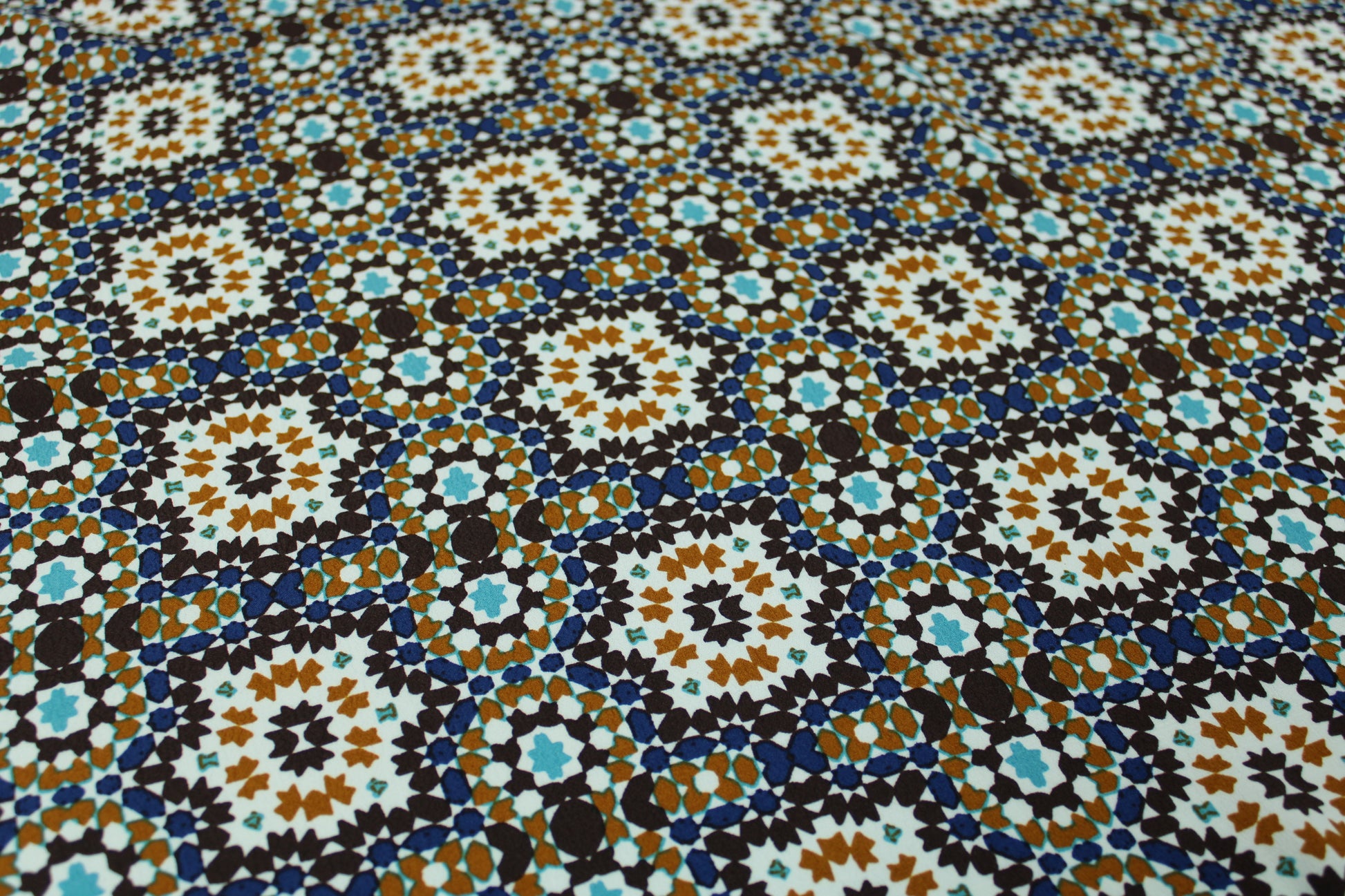 Tissu crêpe viscose - imprimé vitrail - photo 4/5 | So Tissus