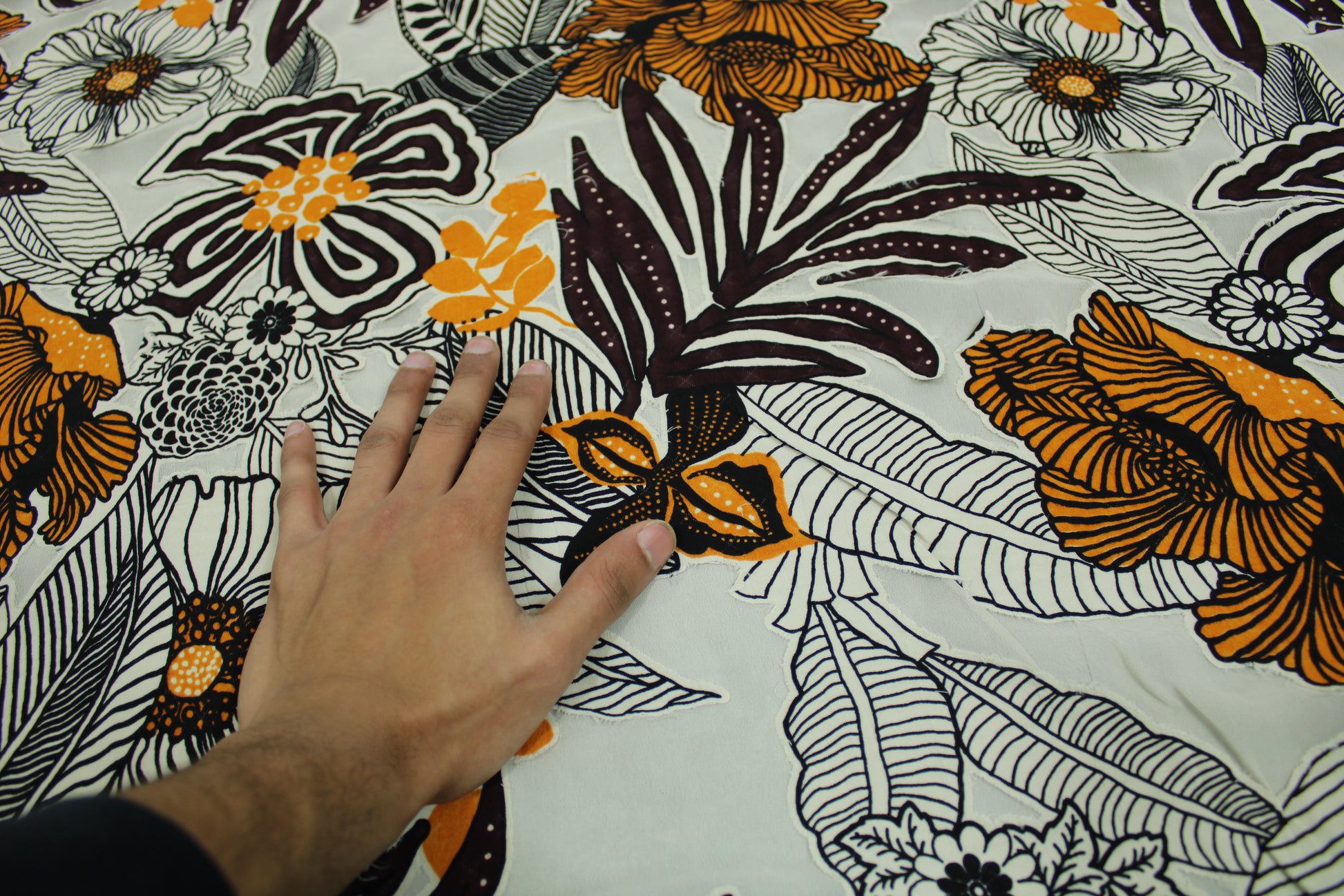 Tissu crêpe viscose dévoré - imprimé grosses fleurs - photo 5/6 | So Tissus