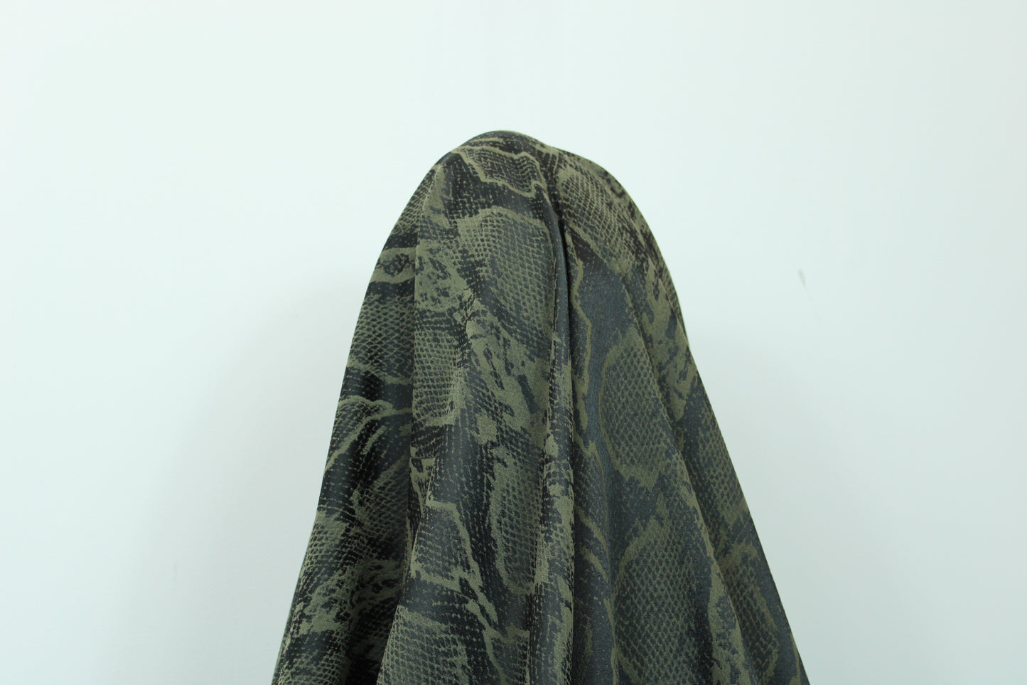 Tissu crêpe stretch - imprimé reptile - kaki et noir - photo 3/5 | So Tissus