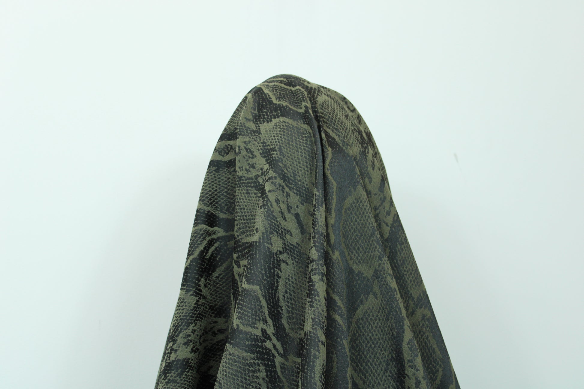 Tissu crêpe stretch - imprimé reptile - kaki et noir - photo 3/5 | So Tissus