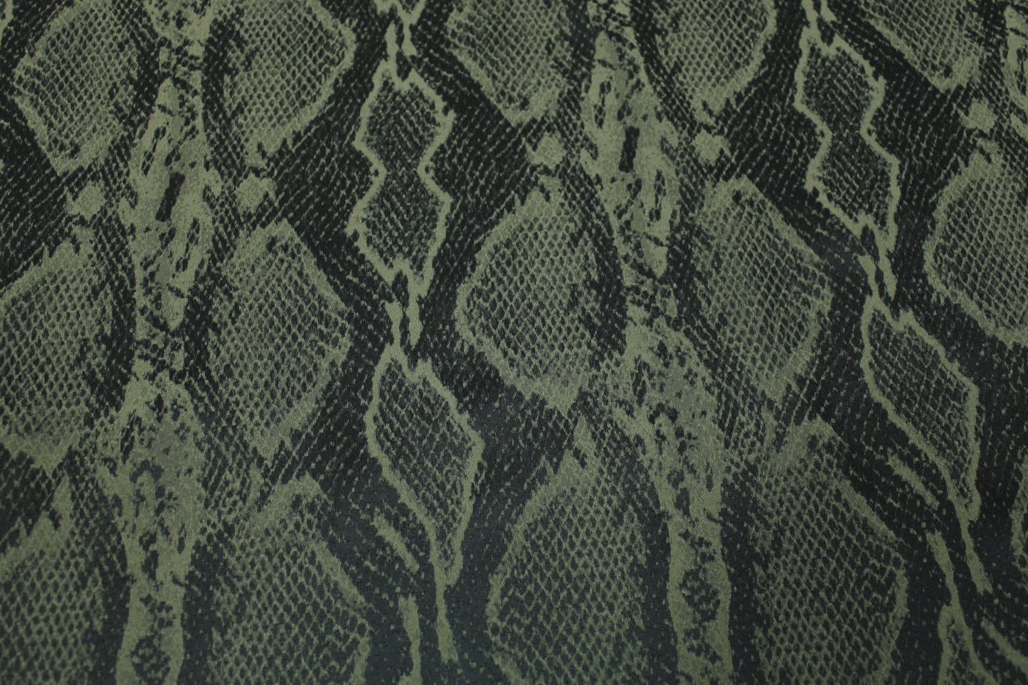 Tissu crêpe stretch - imprimé reptile - kaki et noir - photo 4/5 | So Tissus