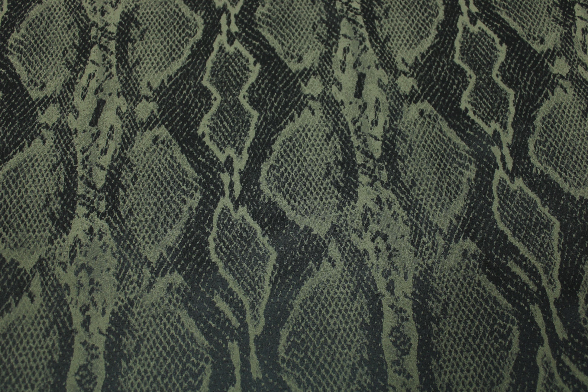 Tissu crêpe stretch - imprimé reptile - kaki et noir - photo 4/5 | So Tissus