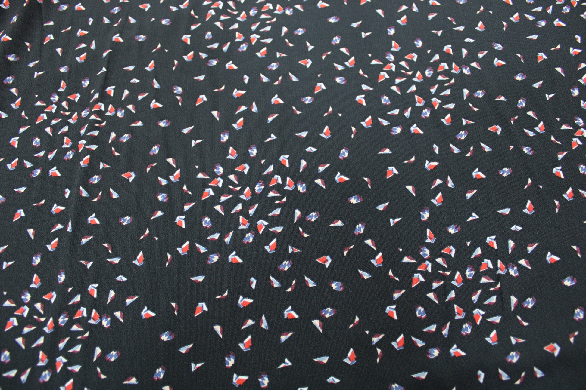 Tissu crêpe - imprimé géométrique - ton noir - photo 5/5 | So Tissus