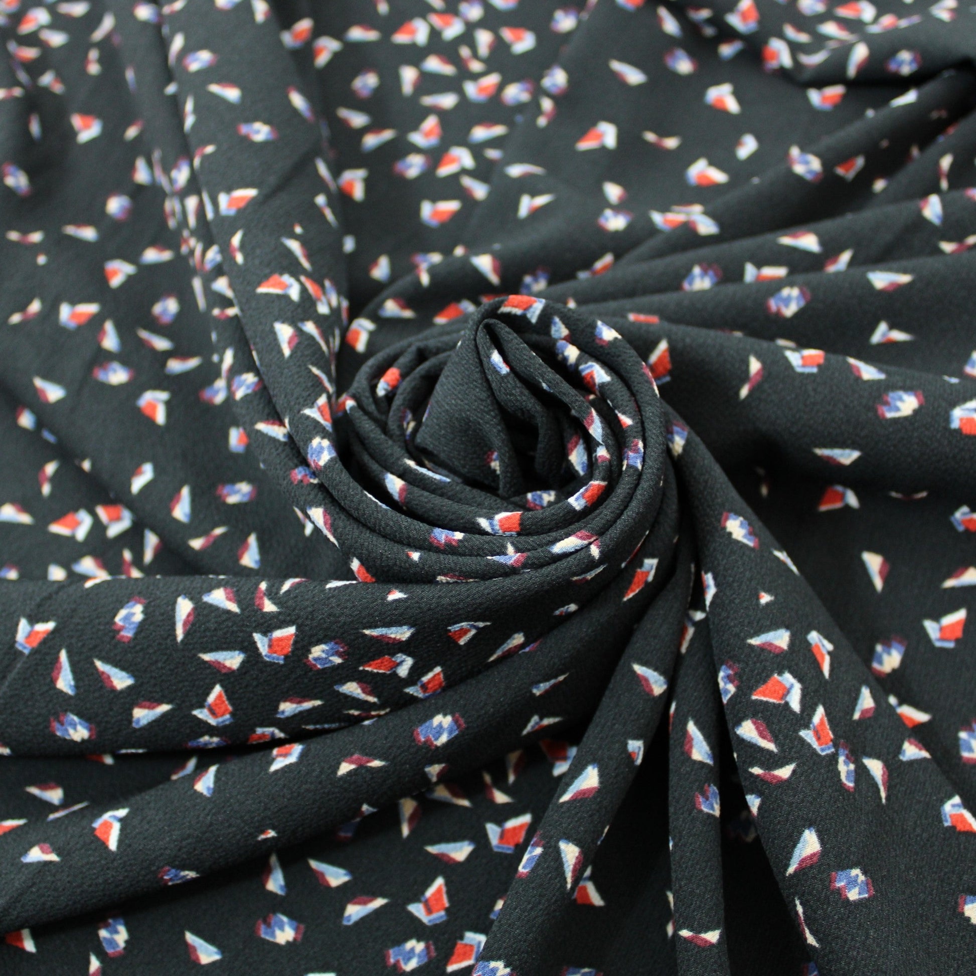 Tissu crêpe - imprimé géométrique - ton noir - photo 1/5 | So Tissus