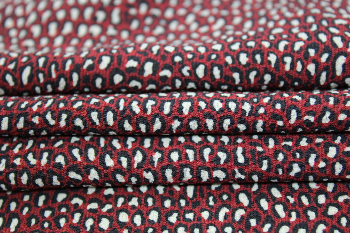 Tissu crêpe - imprimé tacheté - ton bordeaux - photo 2/5 | So Tissus