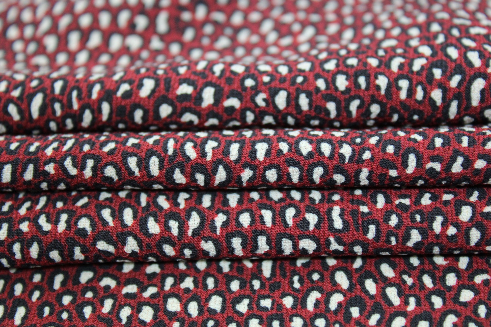 Tissu crêpe - imprimé tacheté - ton bordeaux - photo 2/5 | So Tissus