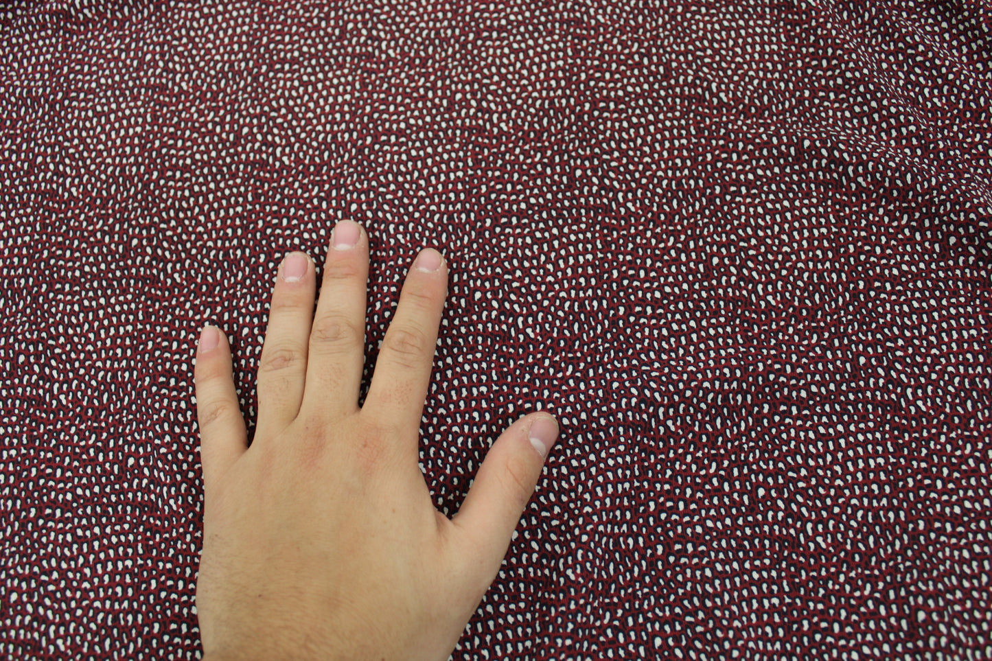 Tissu crêpe - imprimé tacheté - ton bordeaux - photo 4/5 | So Tissus