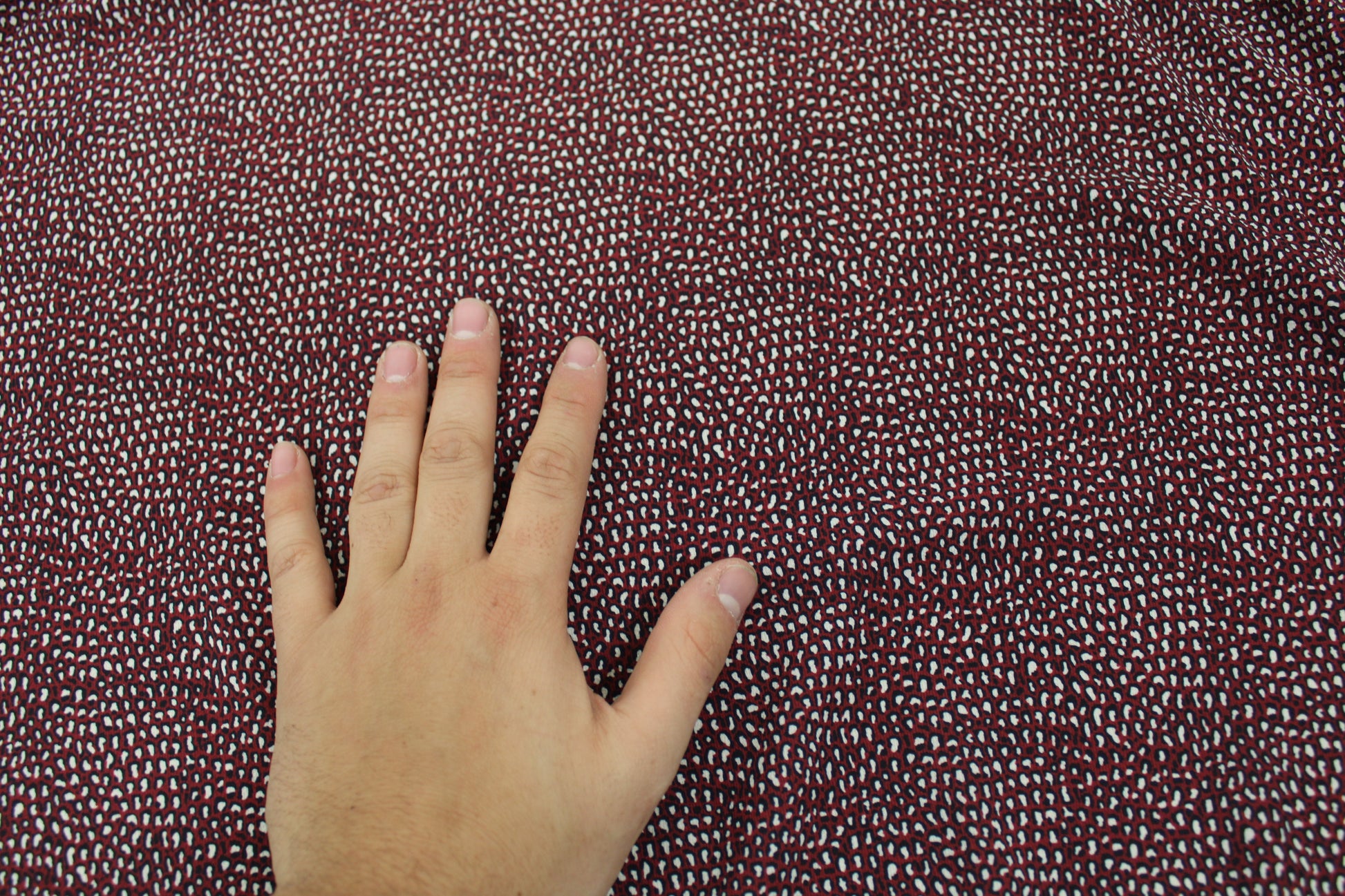 Tissu crêpe - imprimé tacheté - ton bordeaux - photo 4/5 | So Tissus