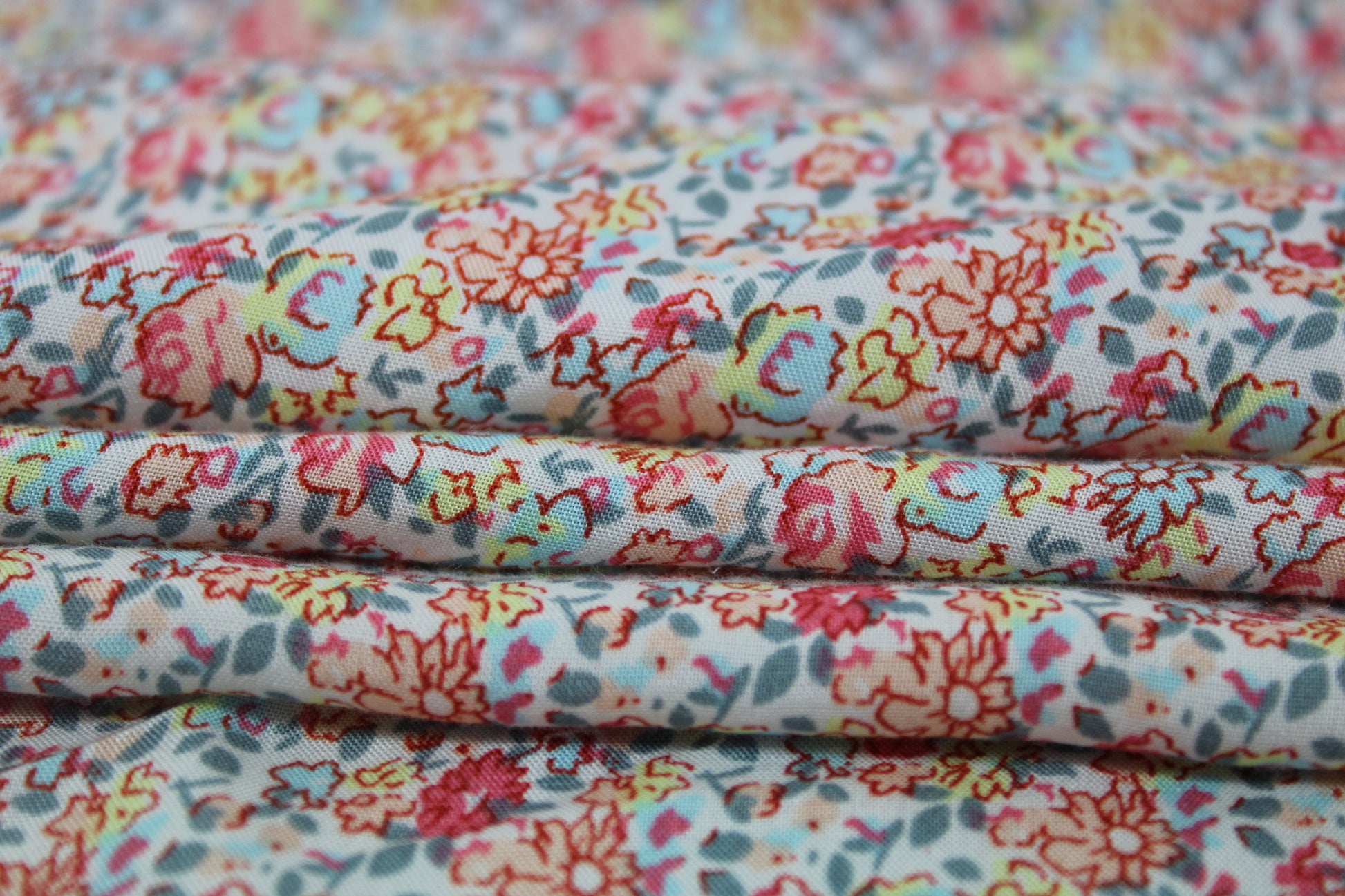 Tissu javanaise de viscose - imprimé petites fleurs - photo 2/4 | So Tissus