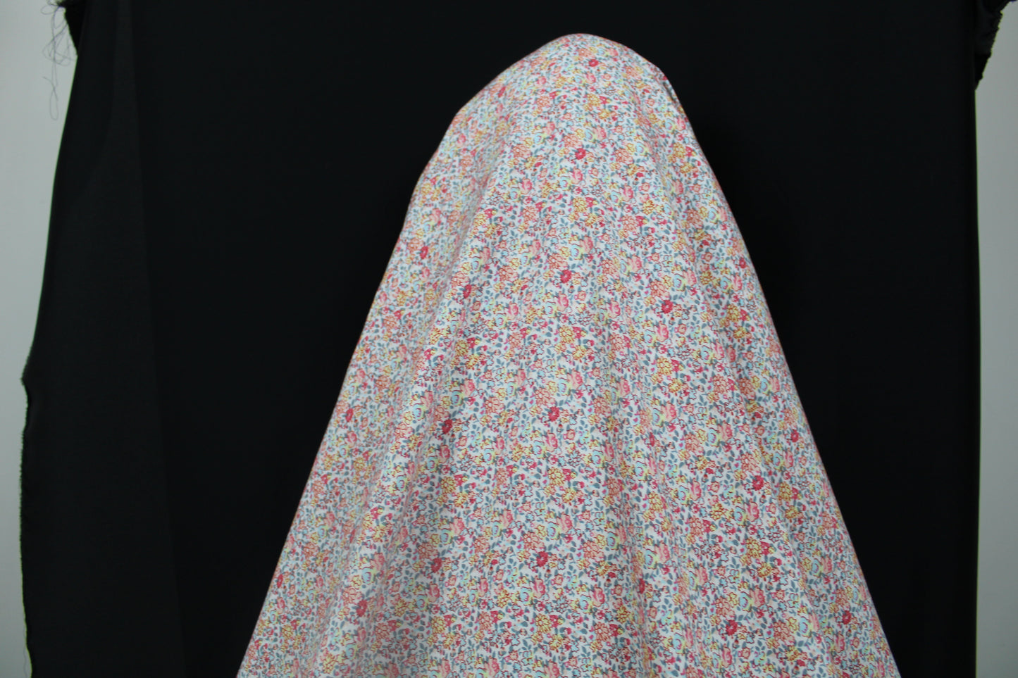 Tissu javanaise de viscose - imprimé petites fleurs - photo 3/4 | So Tissus