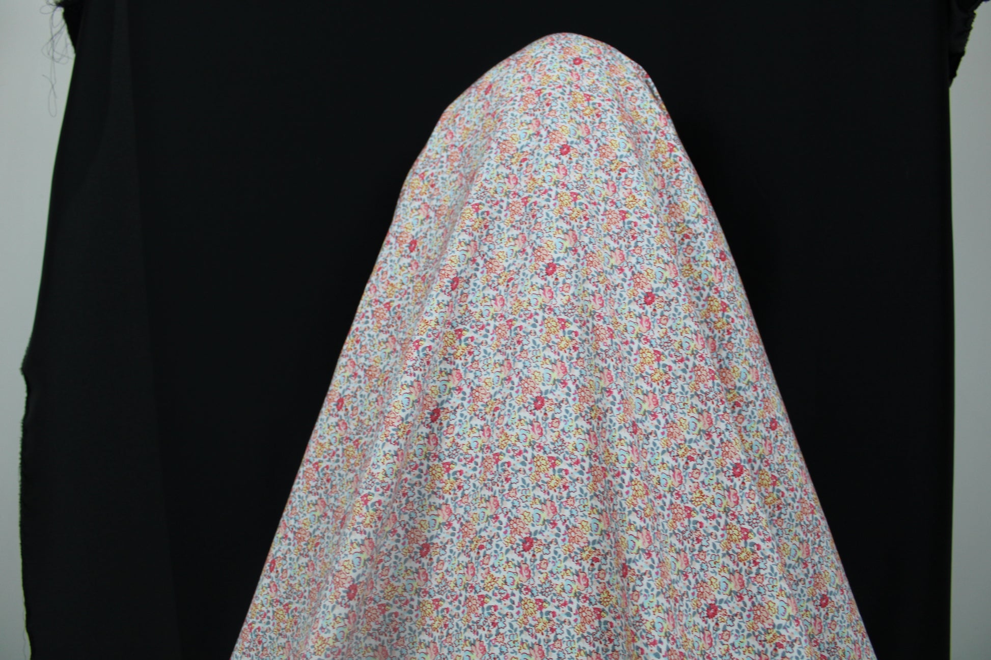 Tissu javanaise de viscose - imprimé petites fleurs - photo 3/4 | So Tissus