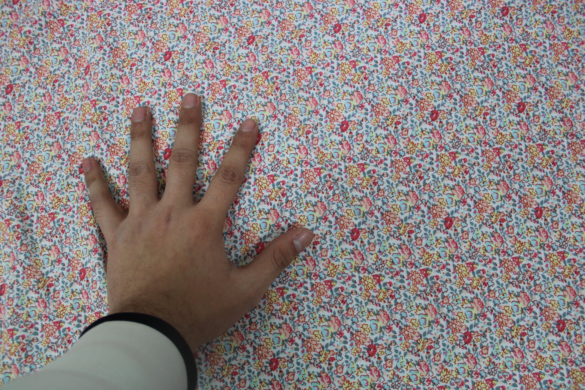 Tissu javanaise de viscose - imprimé petites fleurs - photo 4/4 | So Tissus