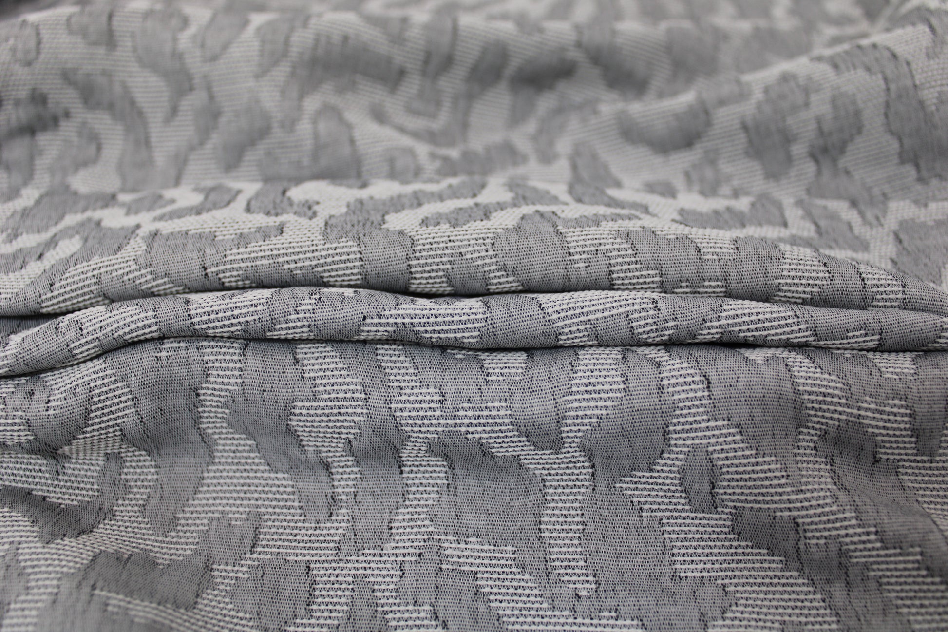Tissu brocart - motif tâcheté - gris clair et blanc - photo 2/4 | So Tissus