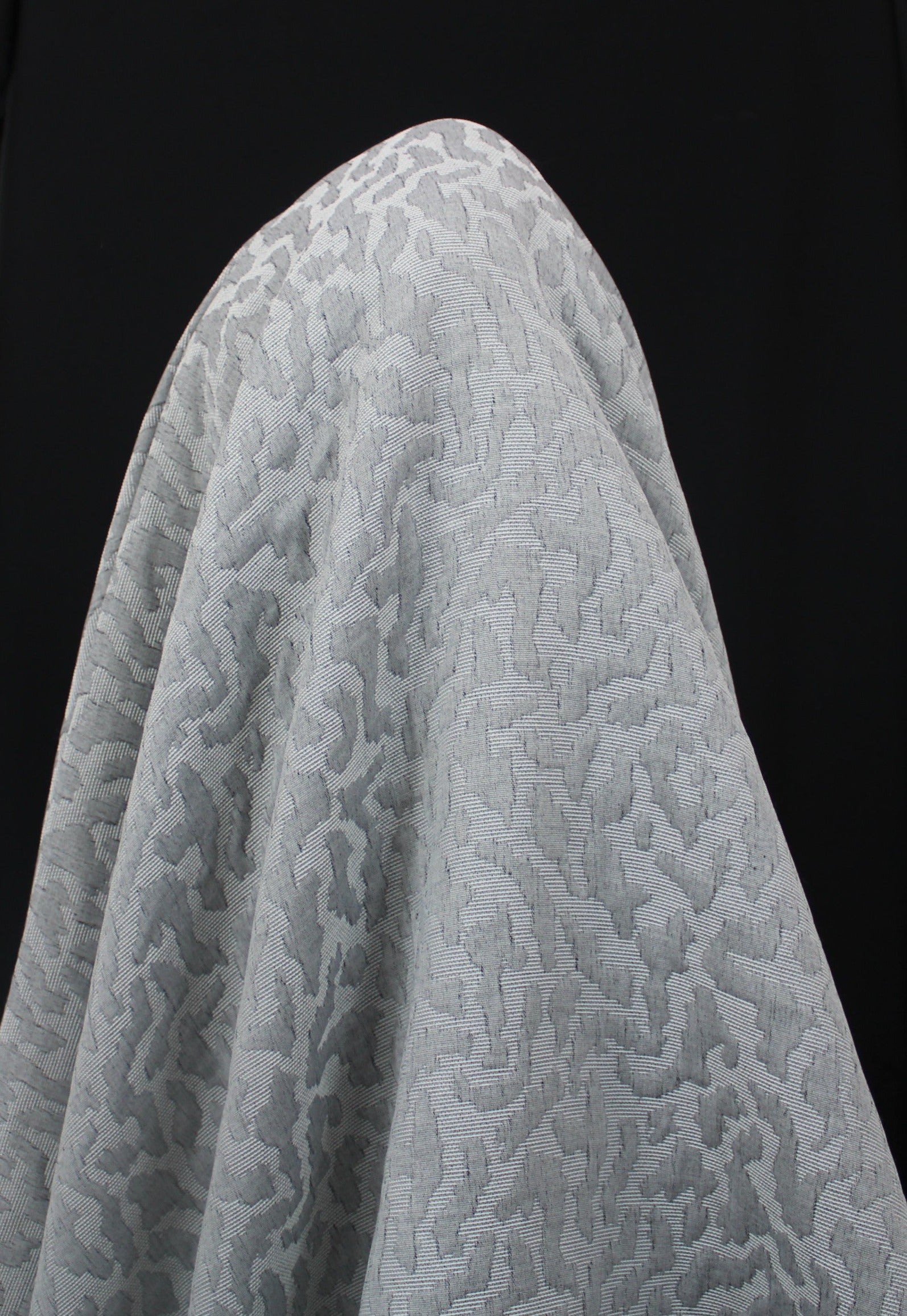 Tissu brocart - motif tâcheté - gris clair et blanc - photo 3/4 | So Tissus