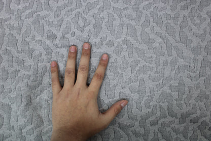 Tissu brocart - motif tâcheté - gris clair et blanc - photo 4/4 | So Tissus