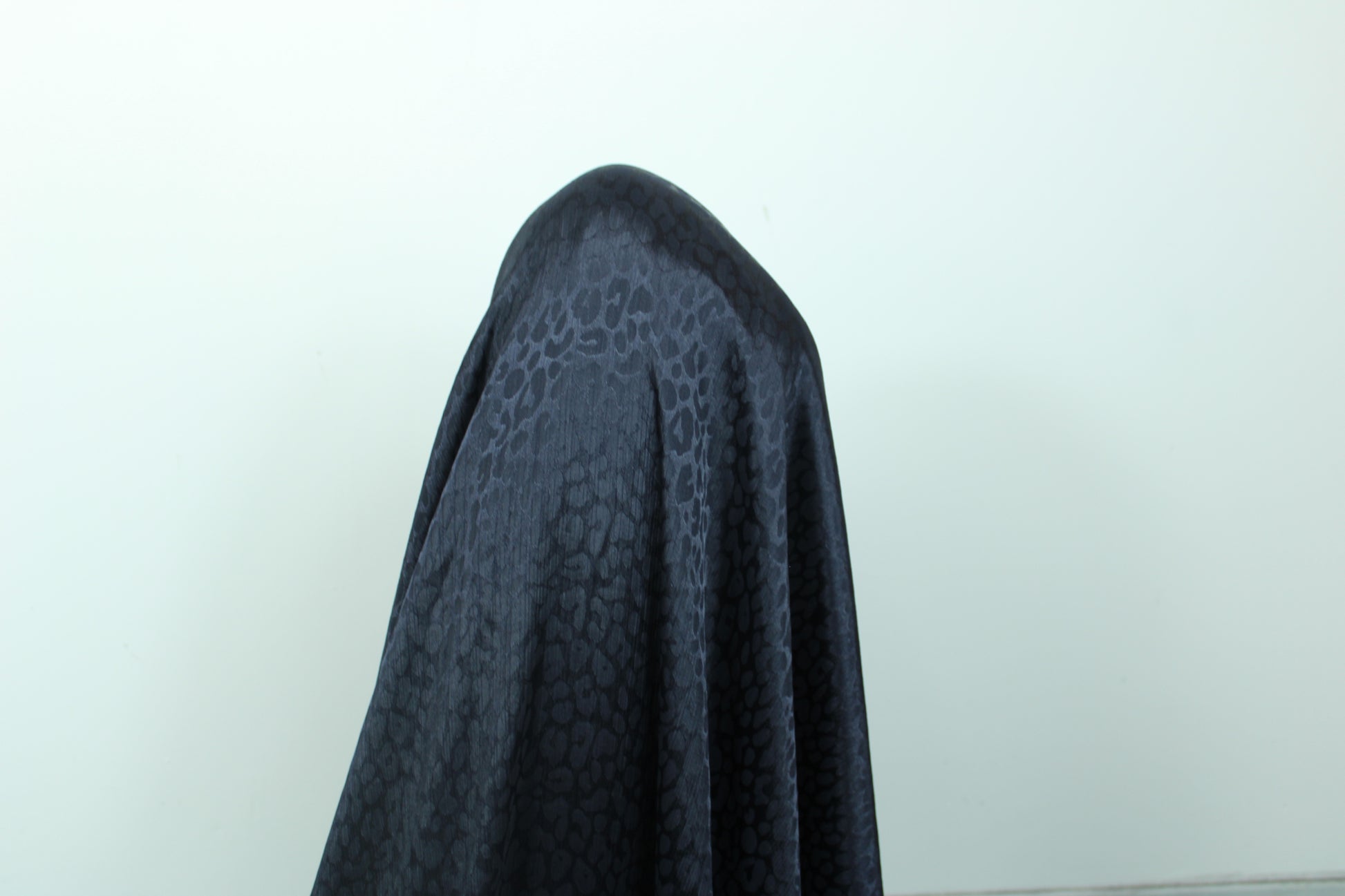 Tissu crêpon satin bleu marine - imprimé tâcheté - photo 3/4 | So Tissus