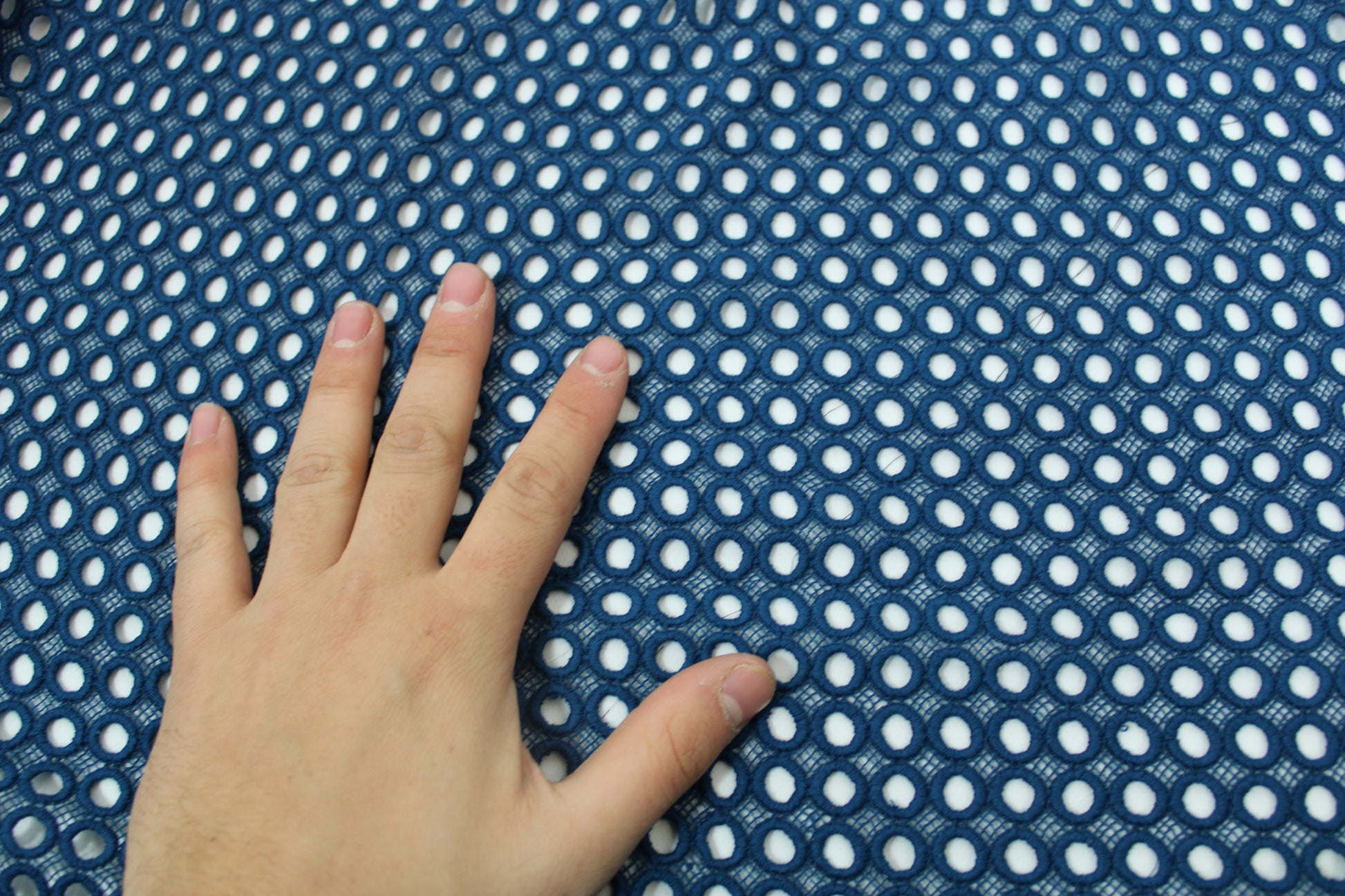 Tissu guipure à motif géométrique - bleu canard - photo 4/5 | So Tissus