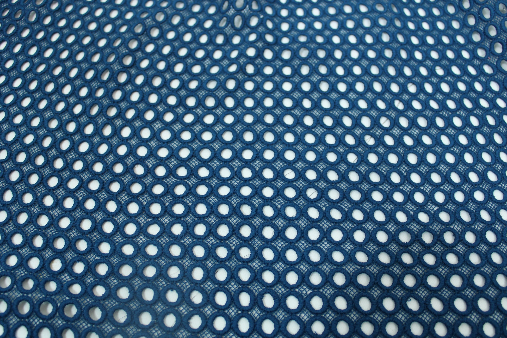 Tissu guipure à motif géométrique - bleu canard - photo 5/5 | So Tissus