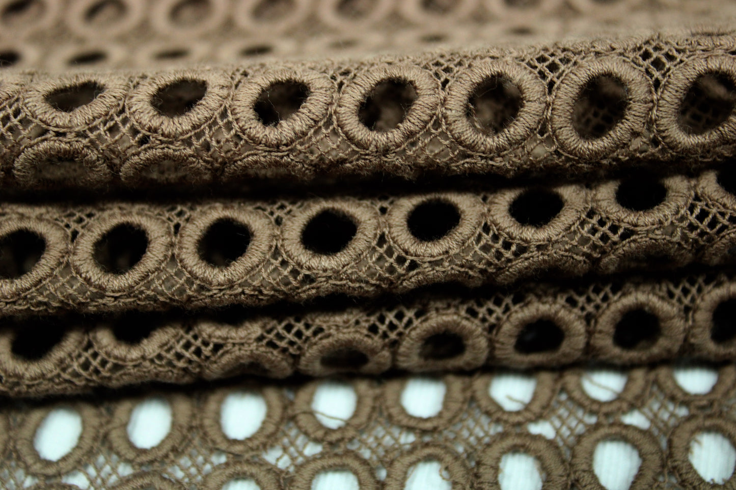 Tissu guipure à motif géométrique - châtaigne - photo 2/6 | So Tissus