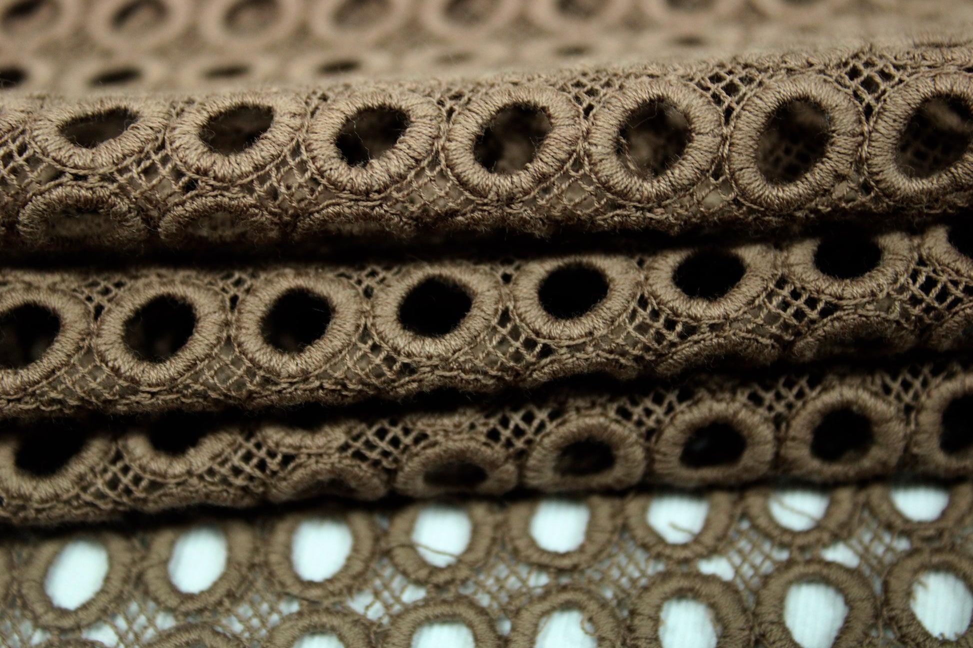 Tissu guipure à motif géométrique - châtaigne - photo 2/6 | So Tissus