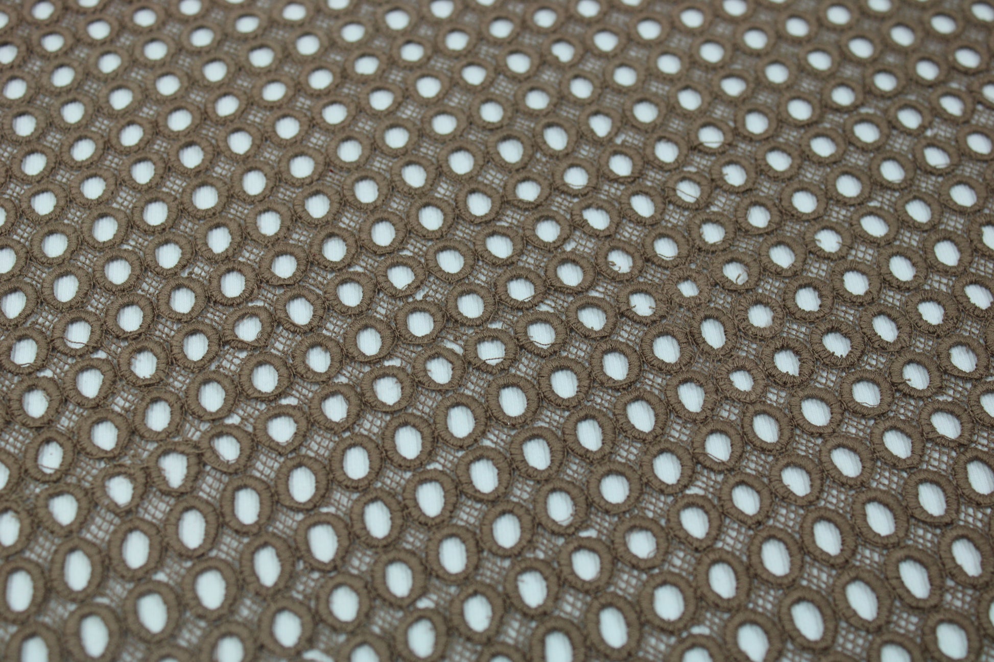 Tissu guipure à motif géométrique - châtaigne - photo 5/6 | So Tissus
