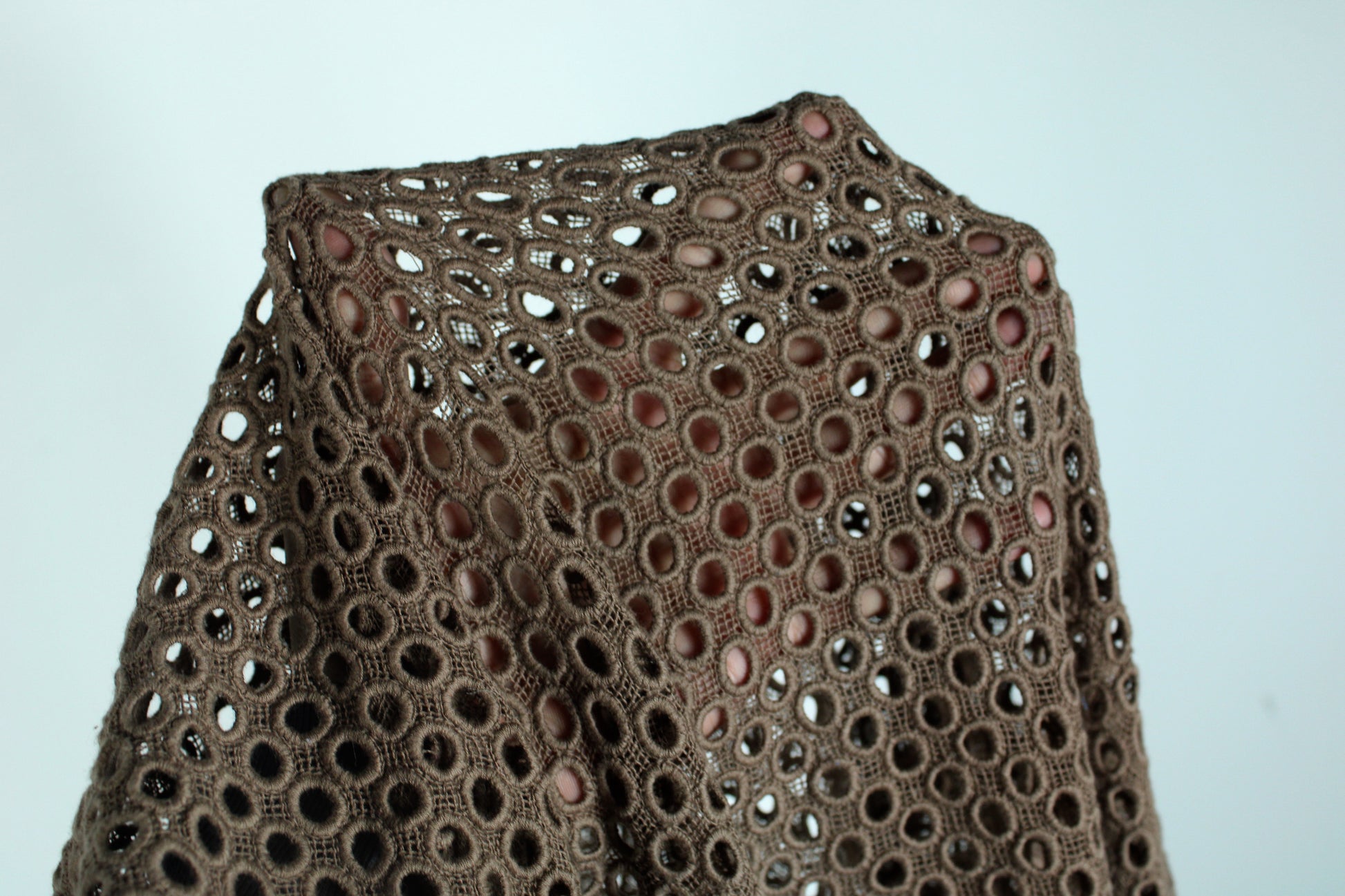 Tissu guipure à motif géométrique - châtaigne - photo 6/6 | So Tissus