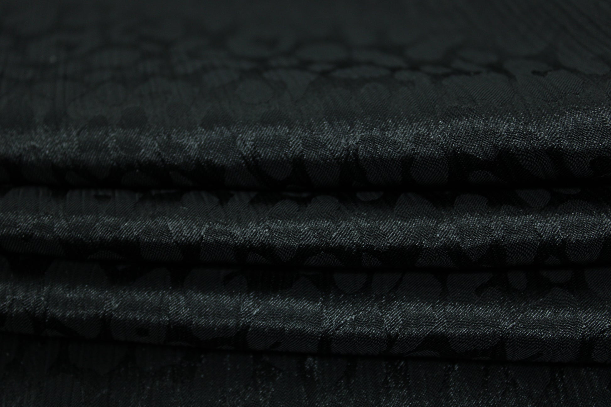 Tissu crêpon satin noir - imprimé tâcheté - photo 2/4 | So Tissus