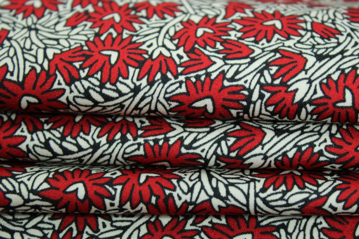 Tissu crêpe - imprimé fleur coeur - rouge, noir et  blanc - photo 2/5 | So Tissus