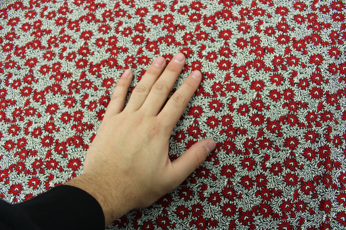Tissu crêpe - imprimé fleur coeur - rouge, noir et  blanc - photo 4/5 | So Tissus