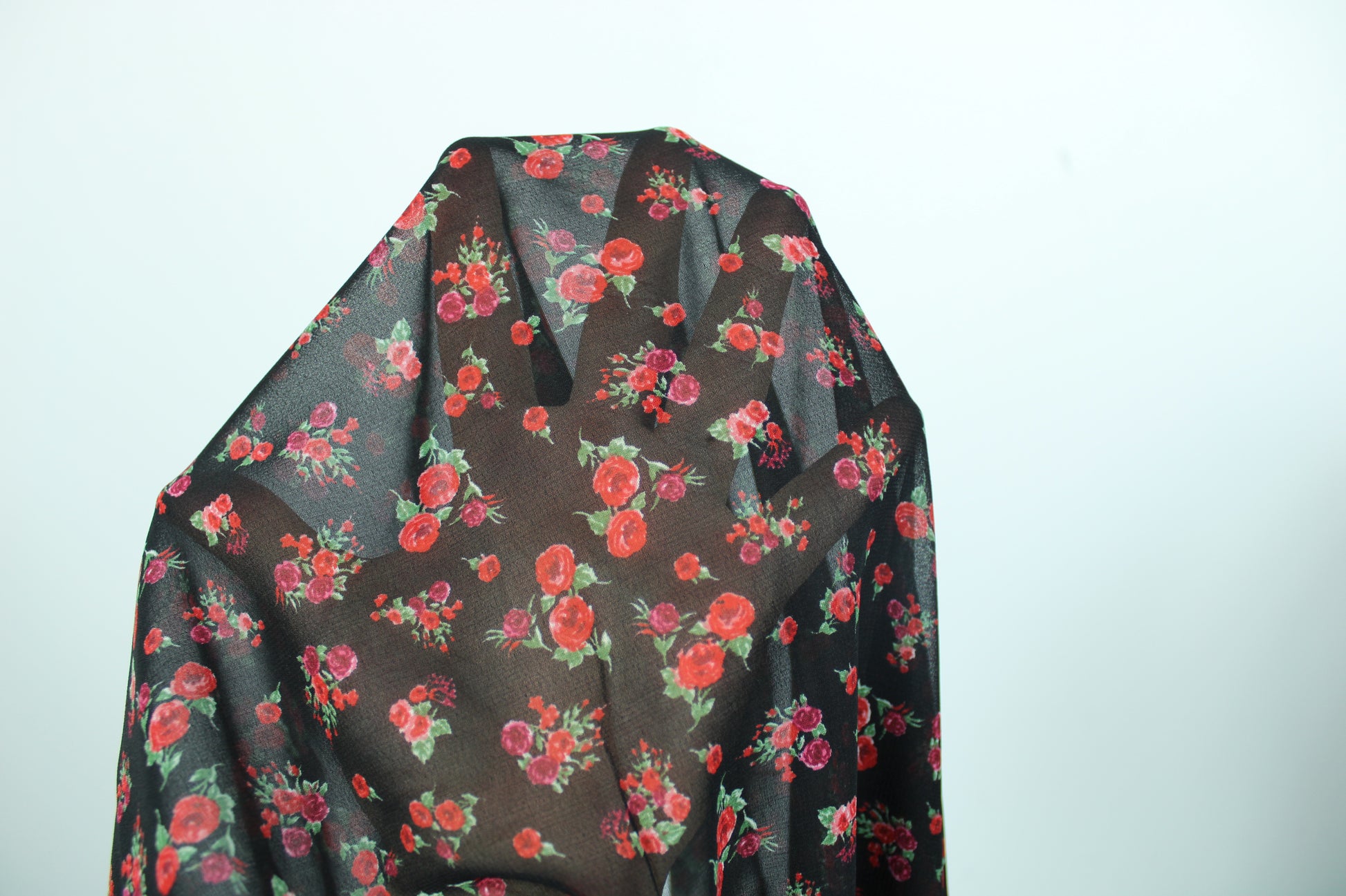 Tissu crêpe georgette  - imprimé petites fleurs rouges - photo 4/5 | So Tissus