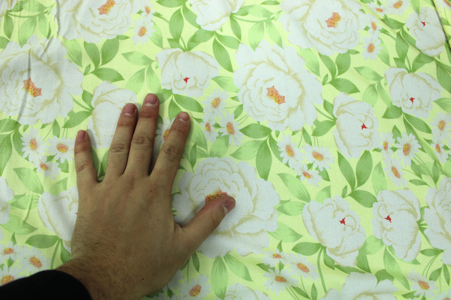 Tissu crêpe viscose - imprimé grandes fleurs blanches - photo 4/5 | So Tissus