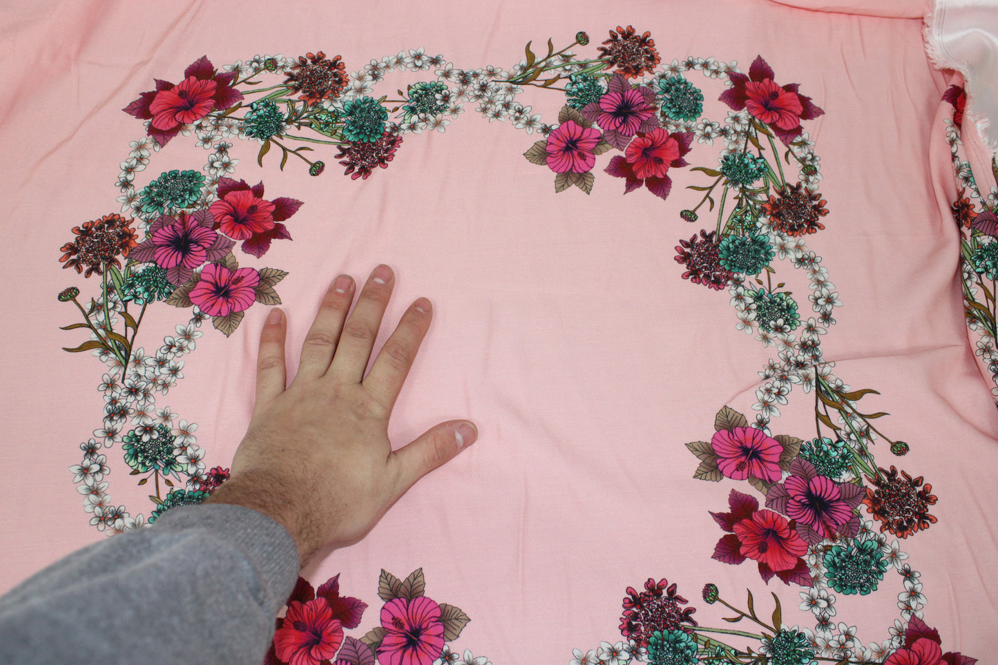 Tissu satin de viscose - imprimé fleuri - photo 4/5 | So Tissus