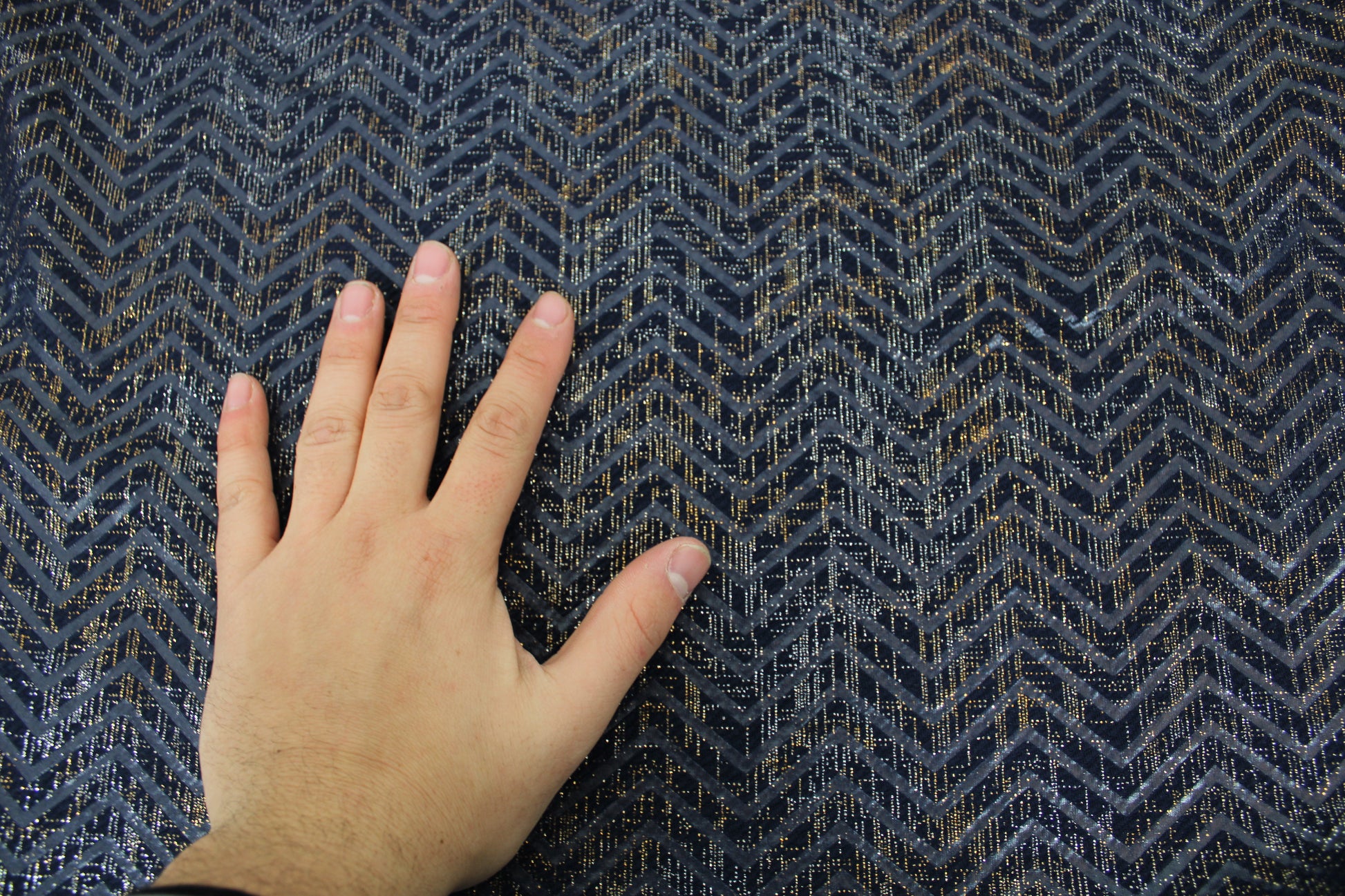 Tissu maille - à chevrons - ton bleu marine - photo 4/5 | So Tissus