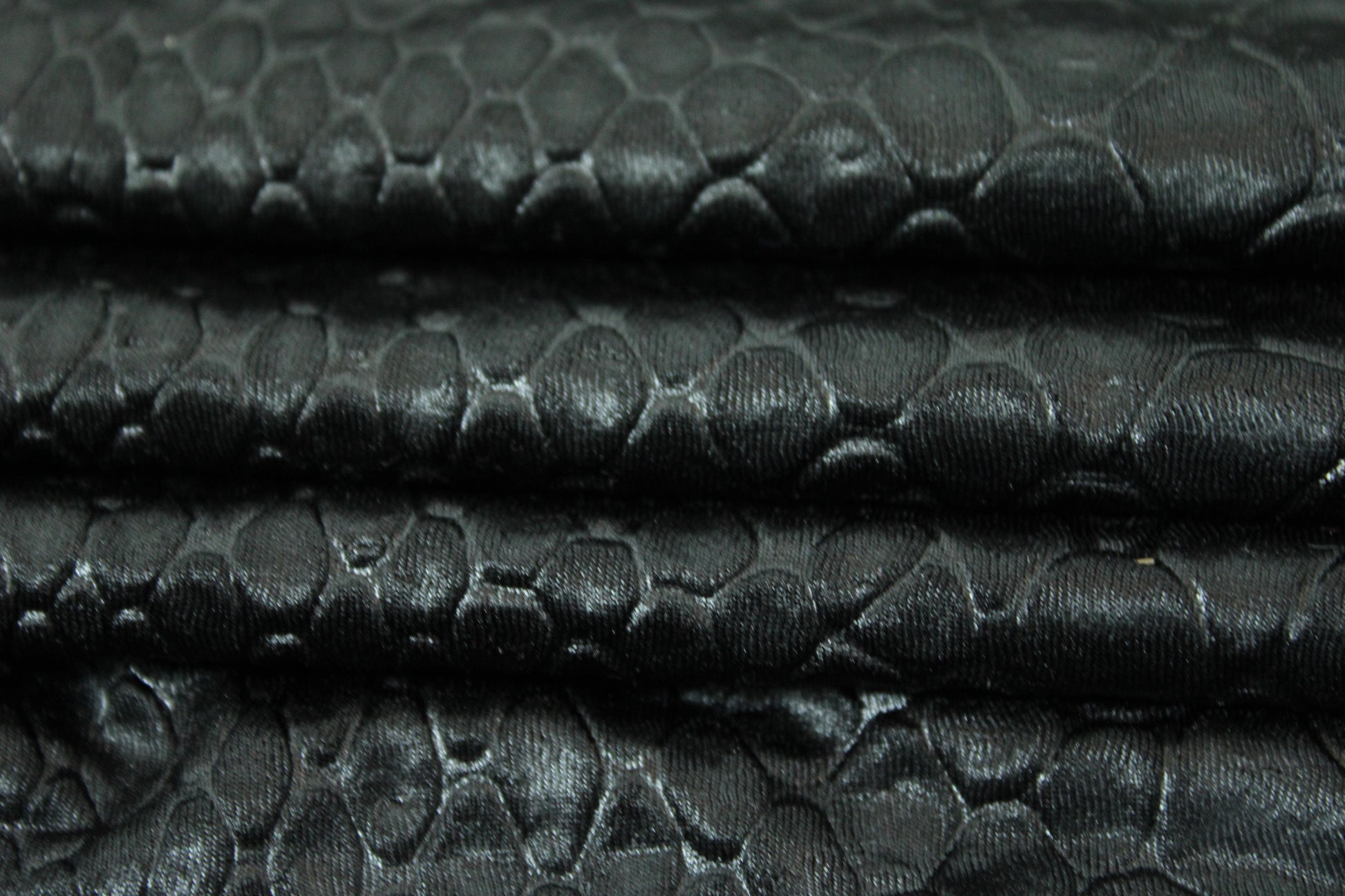 Tissu maille imitation reptile  - noir - photo 2/4 | So Tissus