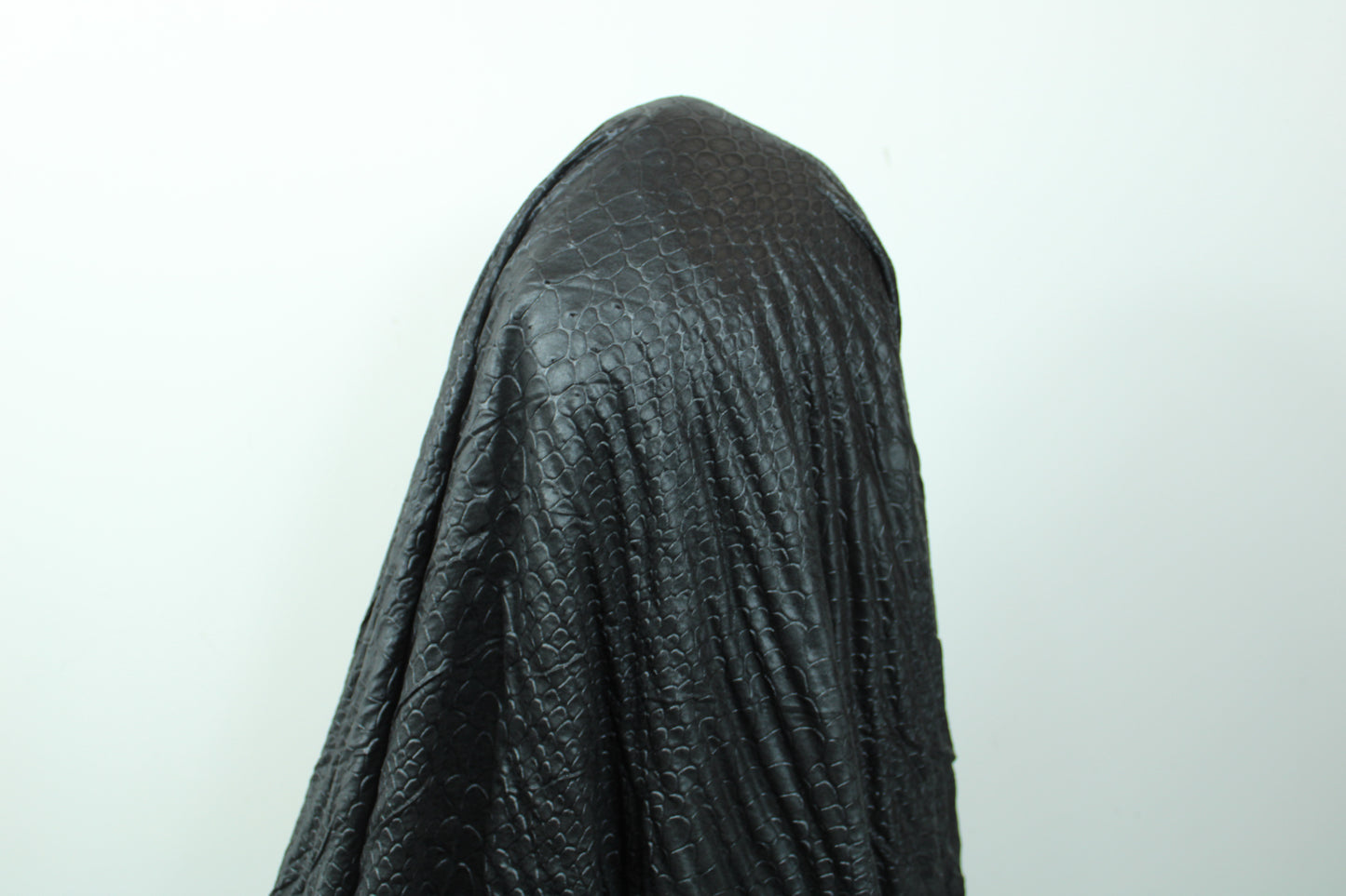 Tissu maille imitation reptile  - noir - photo 3/4 | So Tissus