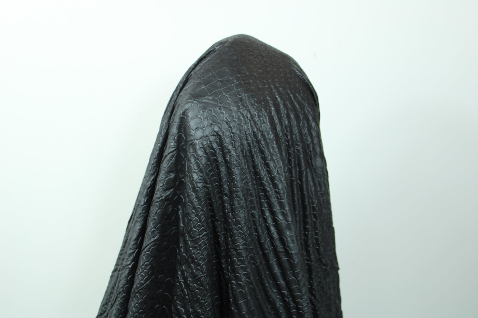 Tissu maille imitation reptile  - noir - photo 3/4 | So Tissus