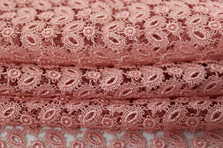 Tissu guipure à motif fleuri - rose