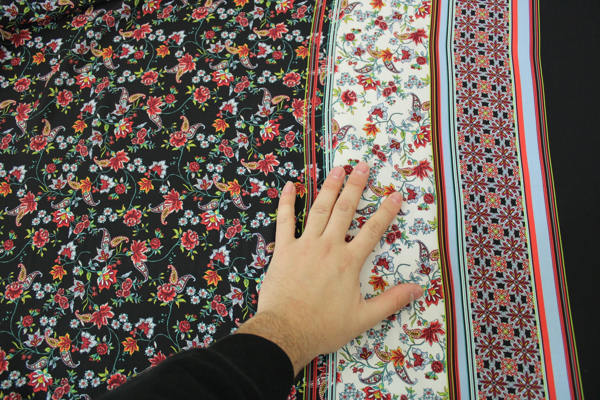 Tissu crêpe georgette  - imprimé bandes fleuris - photo 4/5 | So Tissus