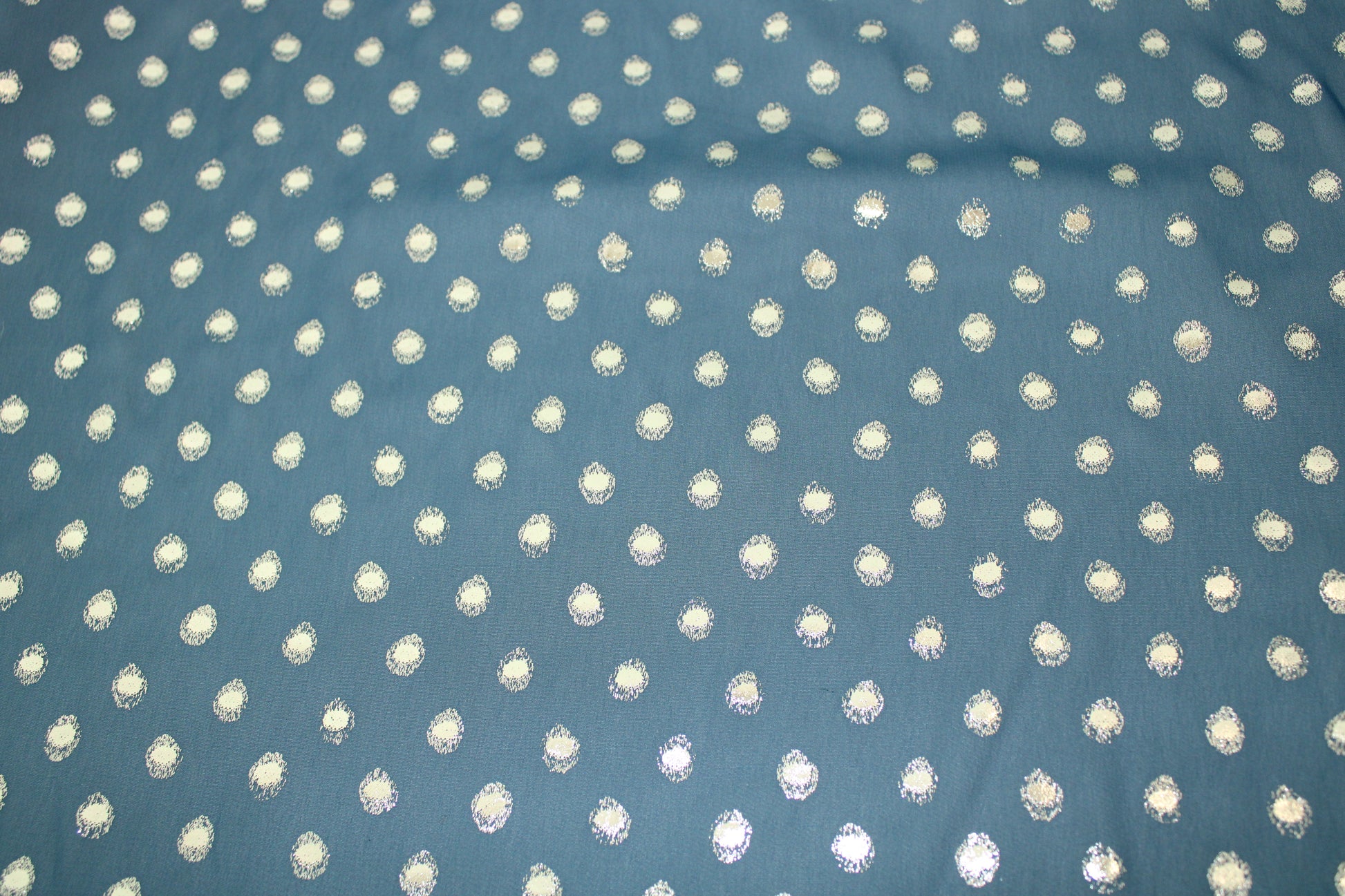 Tissu crêpe georgette  - à pois argenté - photo 4/6 | So Tissus