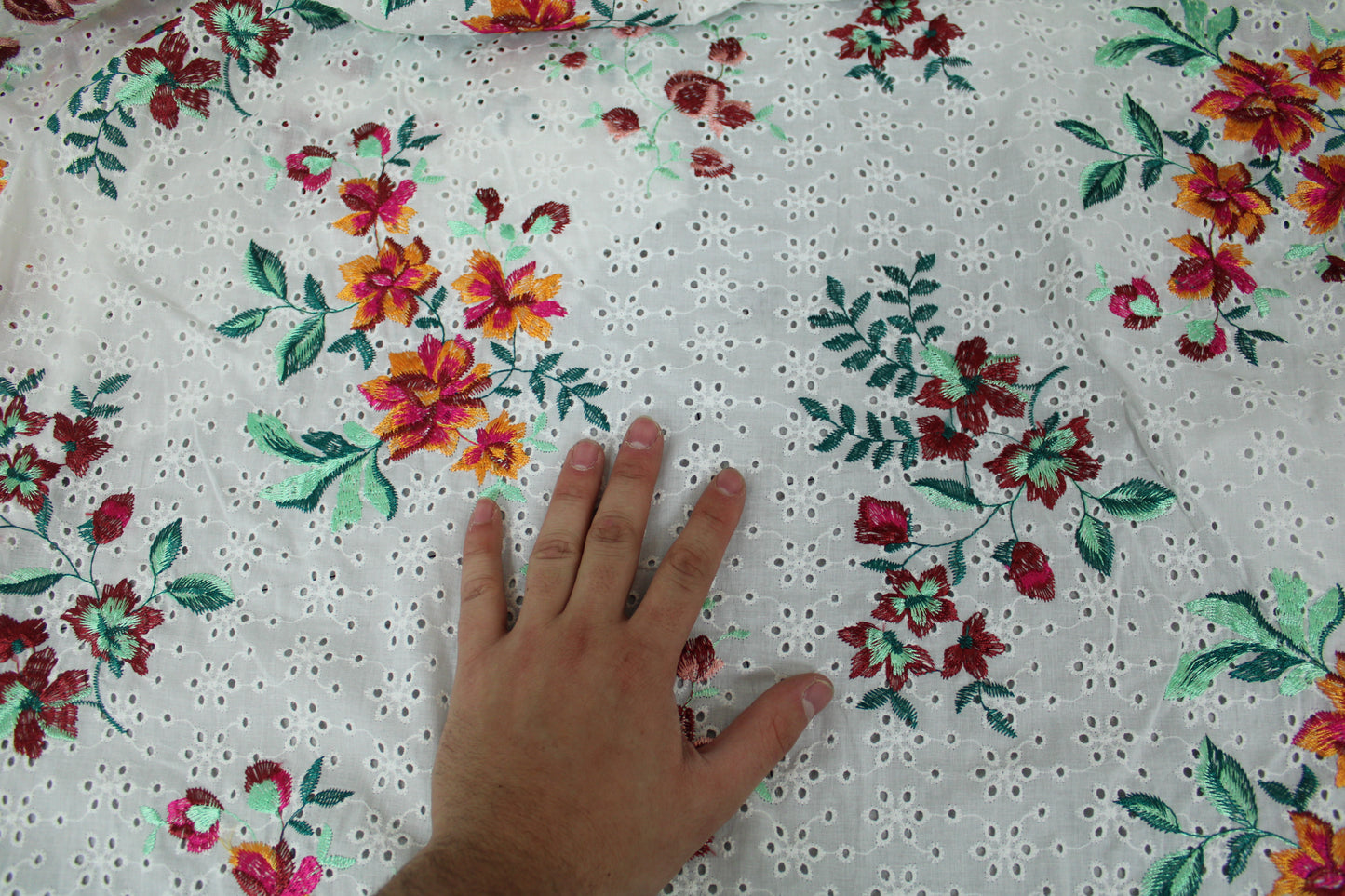 Tissu broderie anglaise - fleuri multicolore - photo 4/4 | So Tissus