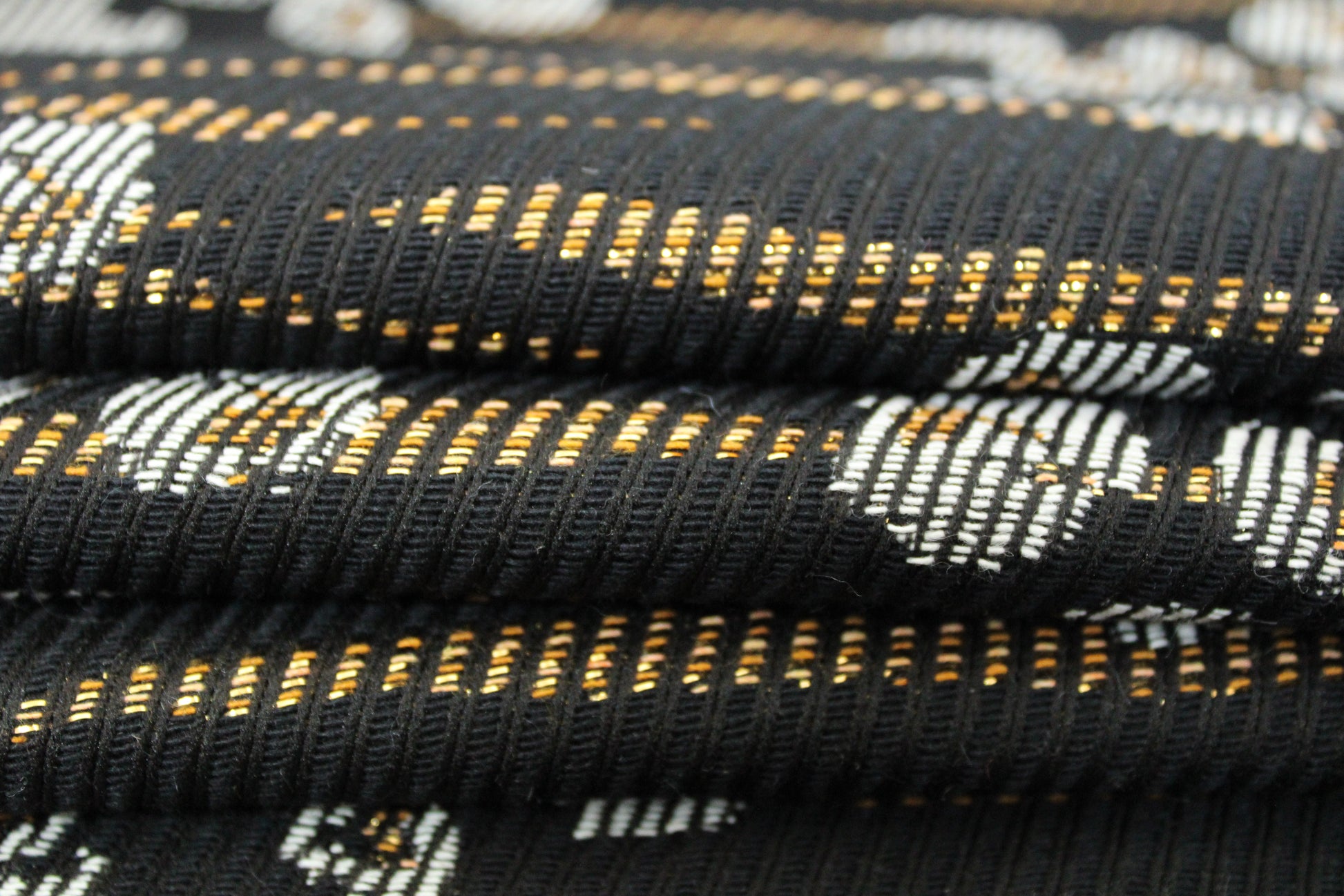Tissu brocart - imprimé fleuri - noir et doré - photo 2/5 | So Tissus