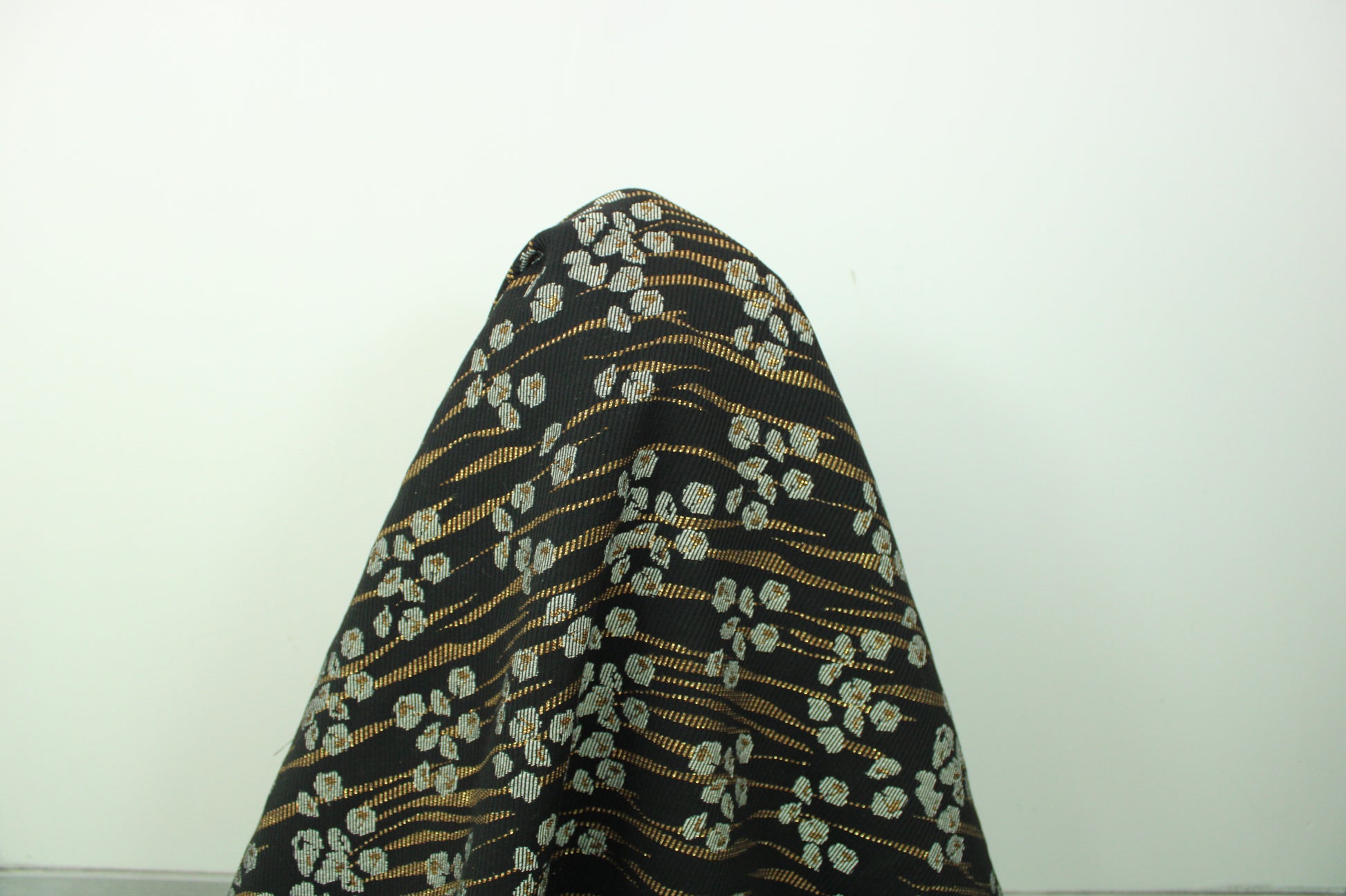 Tissu brocart - imprimé fleuri - noir et doré - photo 3/5 | So Tissus