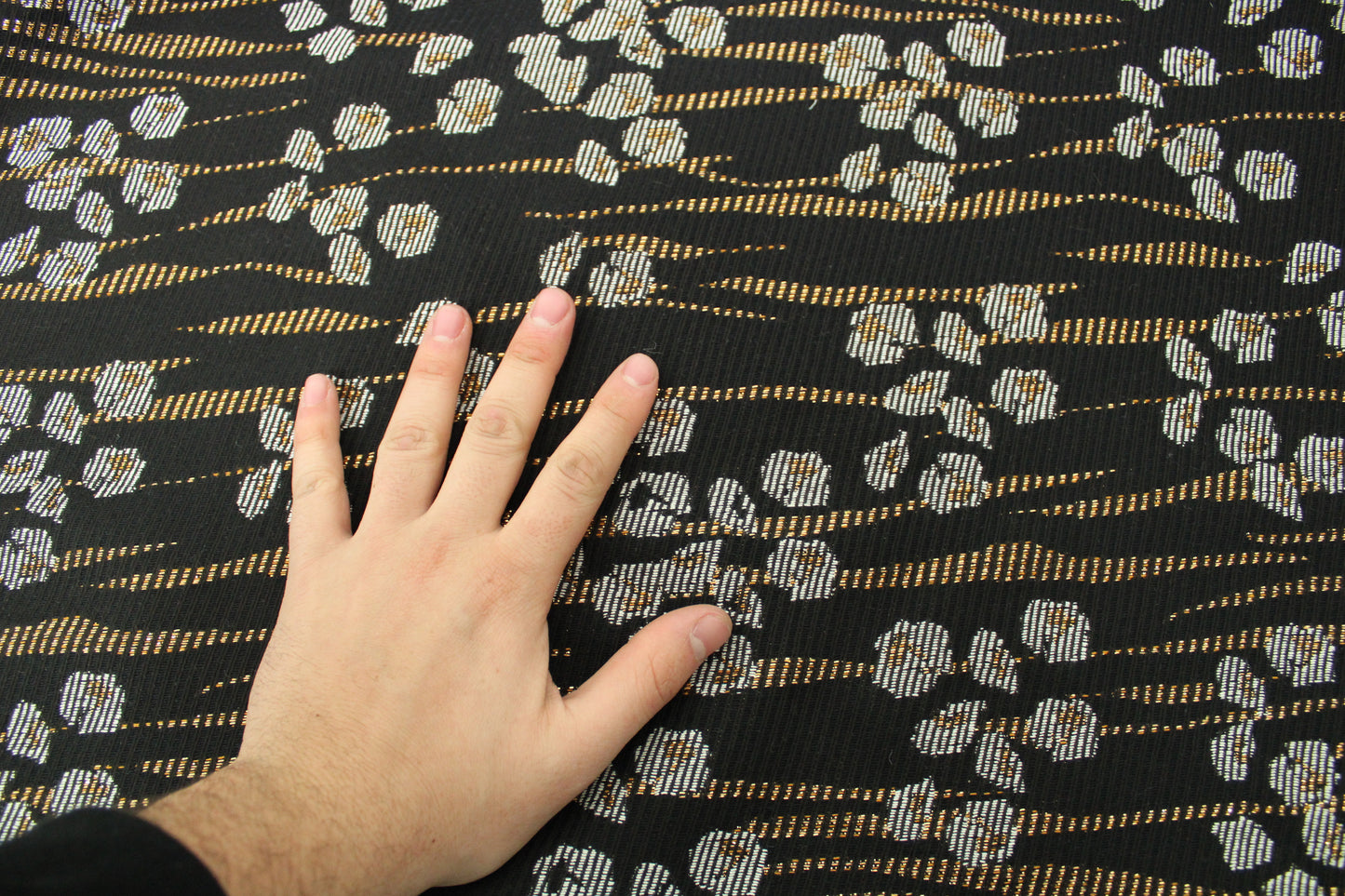 Tissu brocart - imprimé fleuri - noir et doré - photo 4/5 | So Tissus